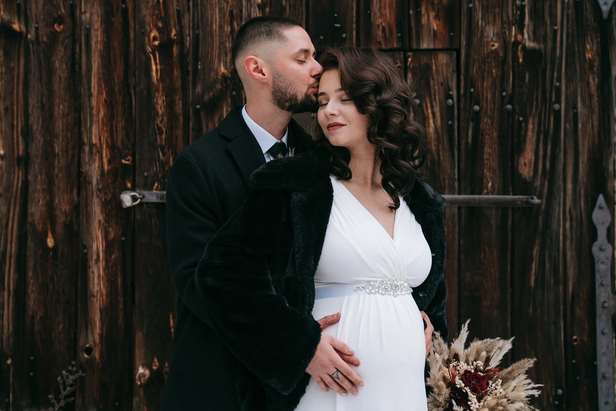 Er gab ihr einen Kuss auf die Stirn. Ein Kuss der in dem Moment mehr bedeutete als tausend Worte, er bedeutete die Welt. 

Hochzeitsfotografin Karlsruhe/ Rastatt/ Stuttgart/ Freiburg/ Landau - Baden W&uuml;rttemberg: www.saskiapfeiffer-fotografie.net