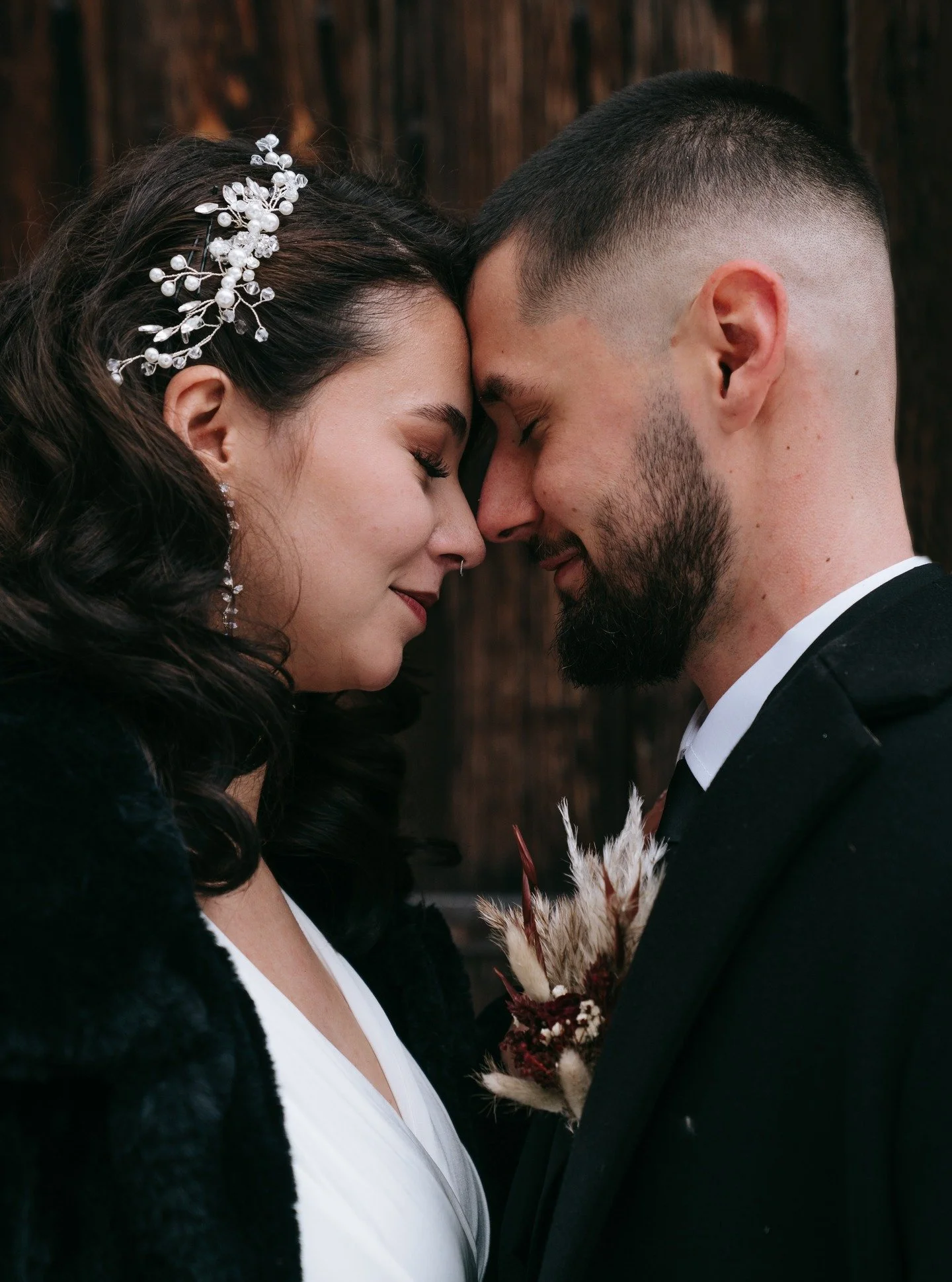 Sie standen da, wie zwei Felsen in der Brandung. Still und leise, ohne jegliche Worte, Stirn an Stirn. Das einzige was man h&ouml;rte, war das pochende Herz des Anderen. Vielleicht denken sie an all das, was sie gemeinsam hinter sich haben. An die kl