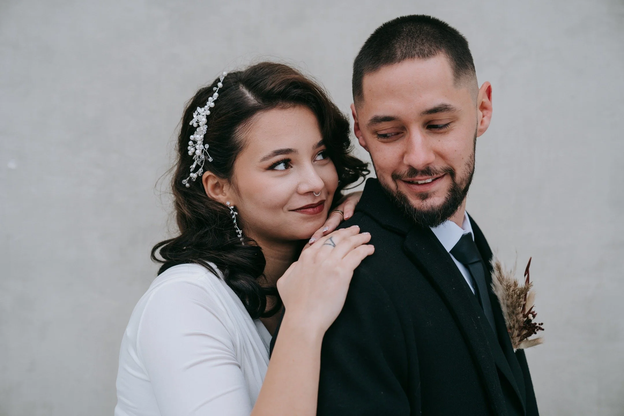 Dieses kleine, fast unsichtbare L&auml;cheln, das verr&auml;t: Ich bin bei dir.
Ein kleines Zeichen: Ich bin hier. Mit dir. Jetzt und f&uuml;r immer.
Manchmal sp&uuml;rt man diese besondere Verbindung, die nicht erkl&auml;rt werden muss.
Ein Gef&uuml