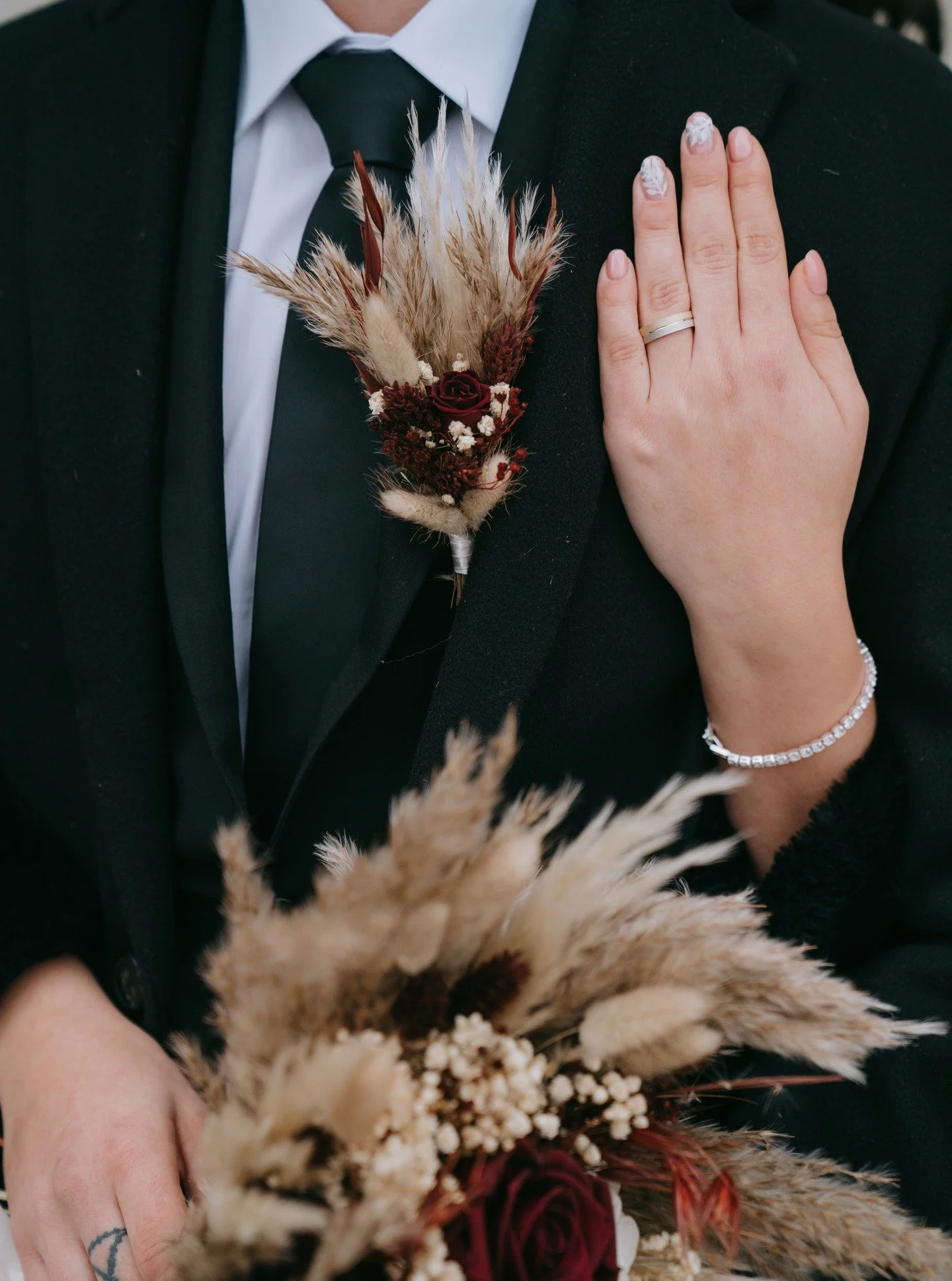 Ich liebe solche Details: filigrane Nagellackdetails, getrocknete Blumen, winterliche Farben in Weinrot, Pampasgras, kleine Details und Edelsteinchen die hervorblitzen.

Hochzeitsfotografin Karlsruhe/ Rastatt/ Stuttgart/ Freiburg/ Landau - Baden W&uu