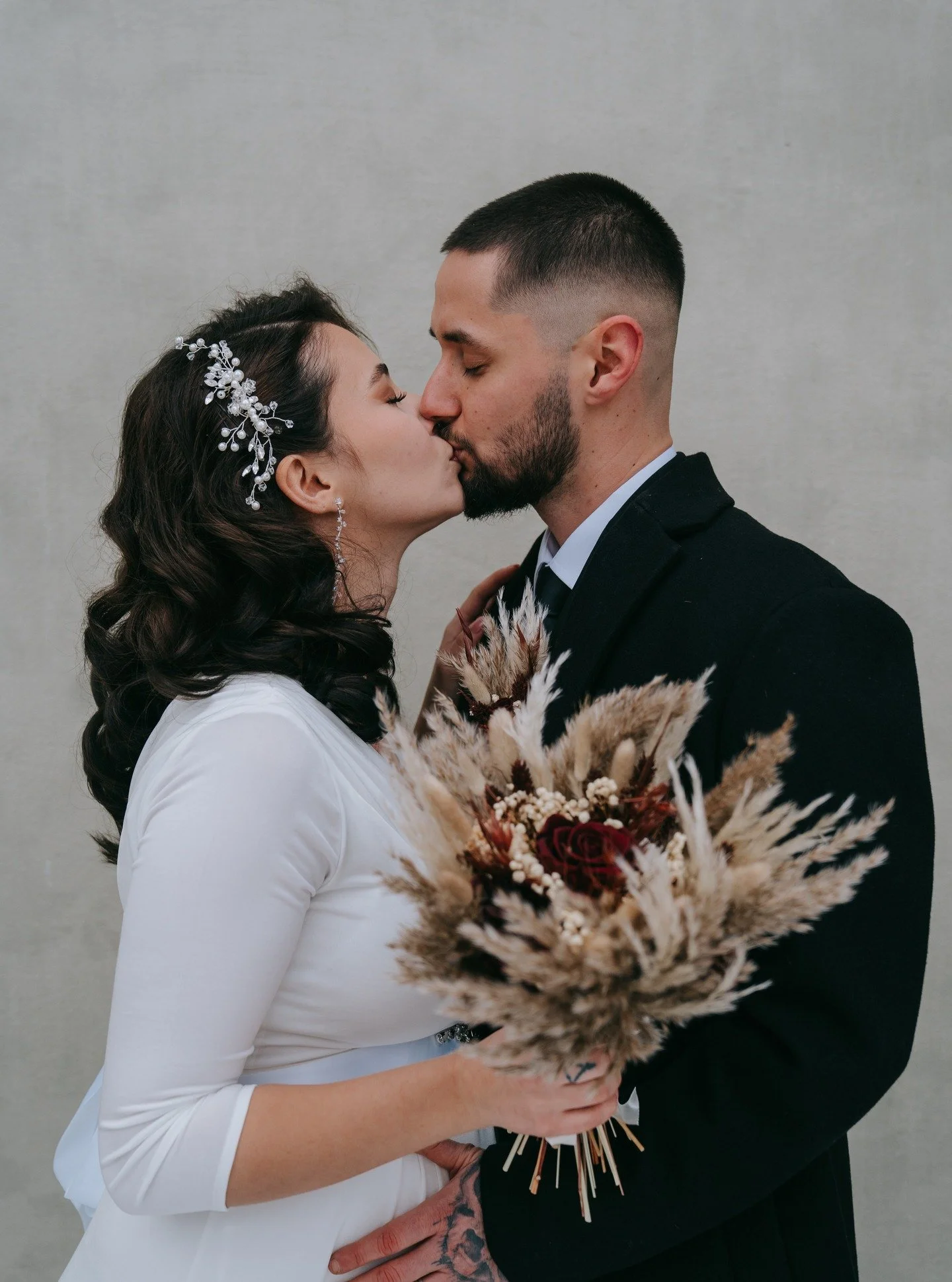 Zusammenhalt zeigt sich nicht dann, wenn alles leicht ist. Er zeigt sich in den stillen Momenten. Wenn die Welt kurz leiser wird und zwei Menschen beschlie&szlig;en, sich nicht loszulassen.

Zusammenhalt hei&szlig;t:
Ich bleibe.
Auch wenn es wackelt.