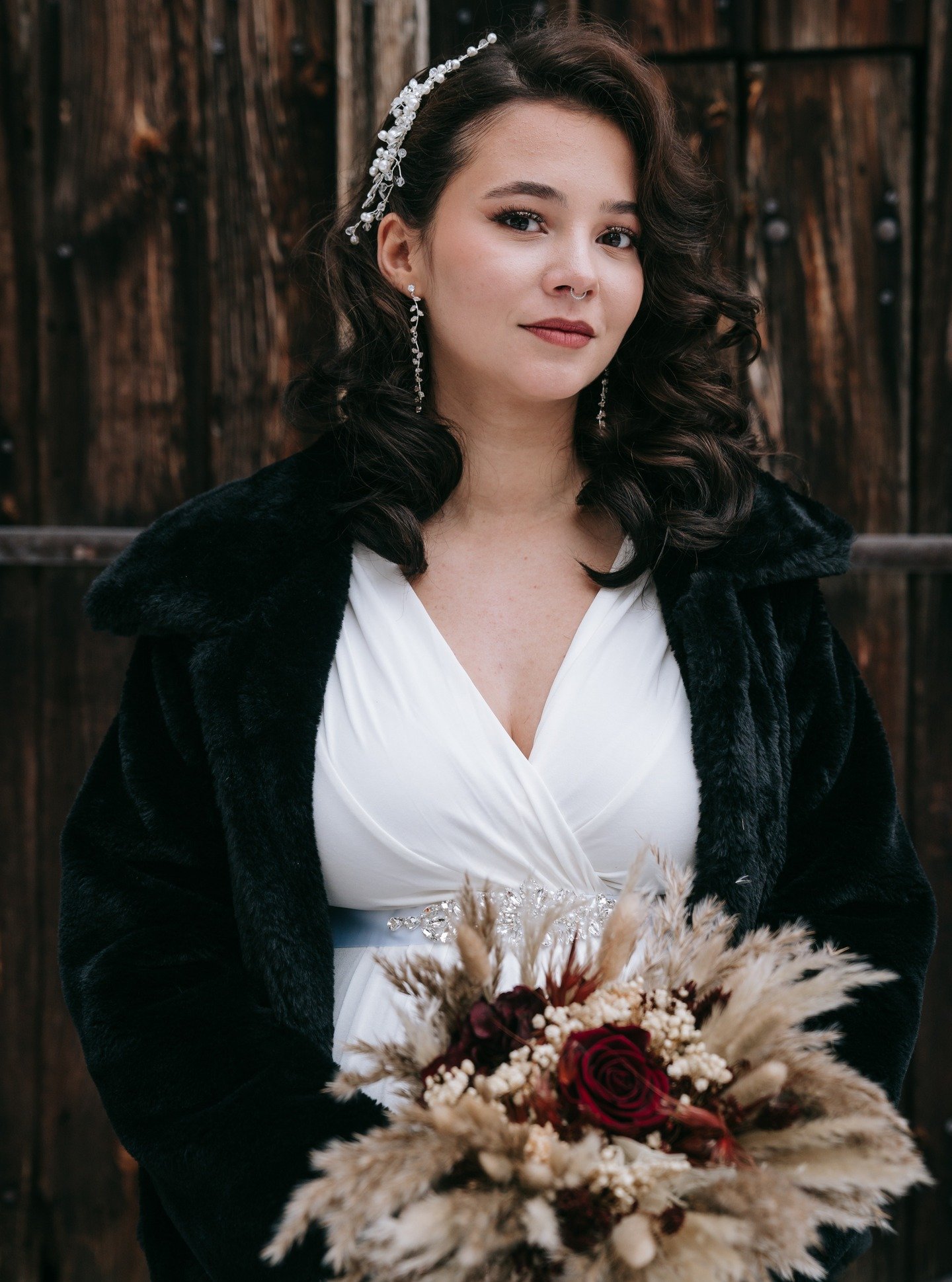 Manchmal beginnt alles mit einem einzigen Gef&uuml;hl. Nicht laut, nicht perfekt, sondern ehrlich.

Dieser Moment, in dem du merkst:
Ich darf genau so sein, wie ich bin.
Mit all meinen Ecken, meiner Geschichte, meinem Mut.

Eine Hochzeit ist nicht de