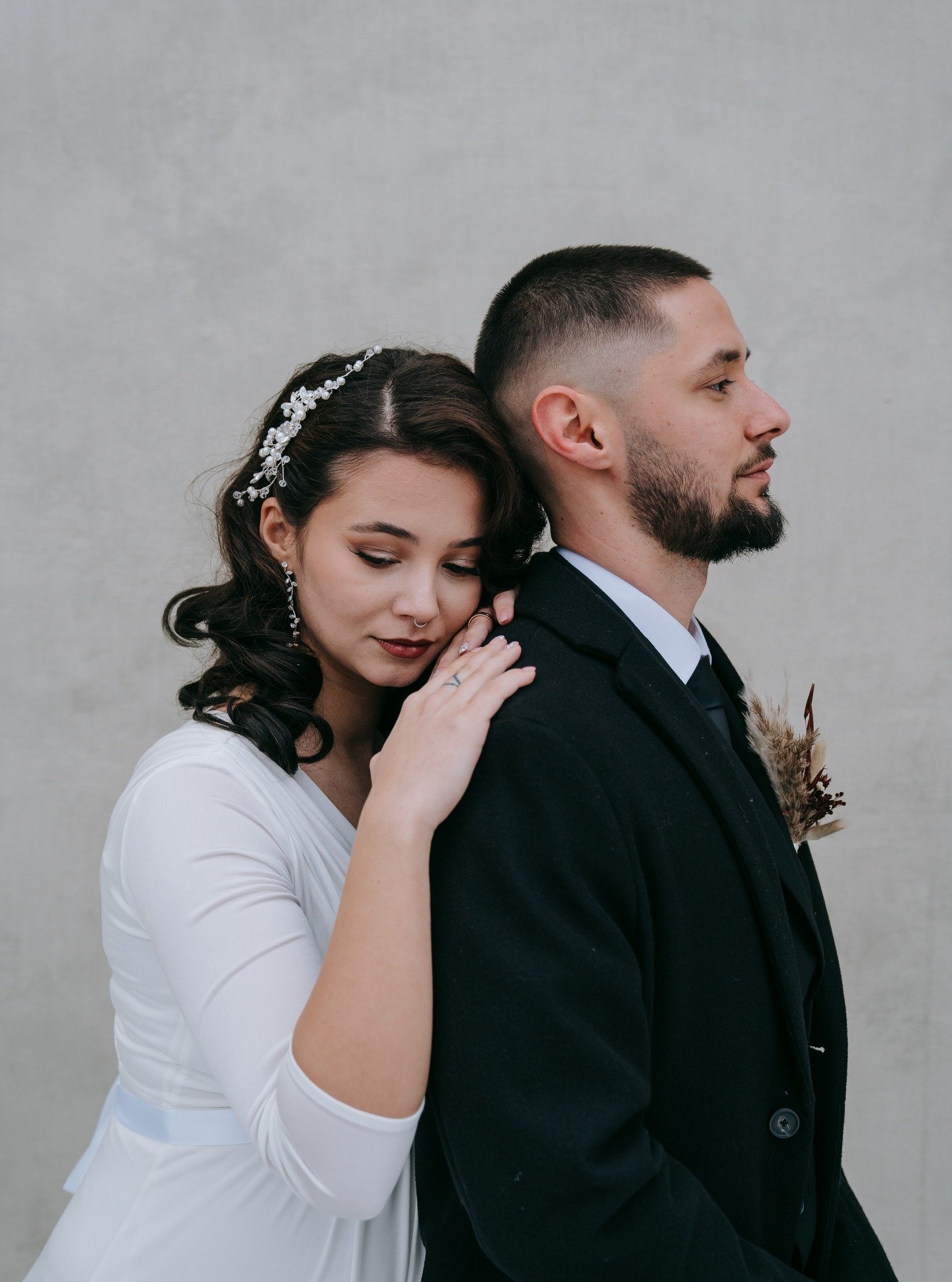 Manchmal ist Liebe kein Blick nach vorn, sondern das Wissen, dass jemand hinter dir steht. Still, evrl&auml;sslich, ohne Bedingungen.

Zusammenhalt zeigt sich nicht nur in gro&szlig;en Worten oder Versprechen.
Er lebt in den leisen Momenten dazwische