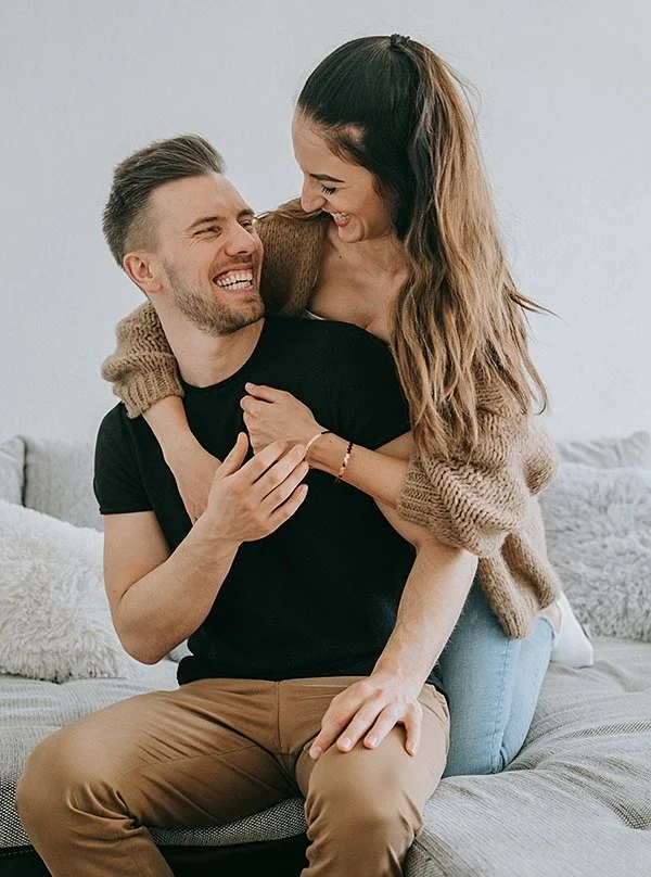 Manchmal ist Liebe kein tiefes Gespr&auml;ch mitten in der Nacht.
Manchmal ist sie albern, laut, ungeplant. Ein Lachen, das aus dem Bauch kommt und nicht mehr aufh&ouml;ren will.

Hochzeitsfotografin Karlsruhe/ Rastatt/ Stuttgart/ Freiburg/ Landau - 