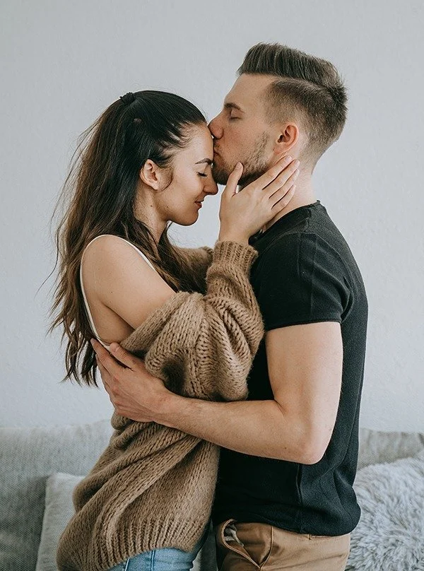 Es gibt diese N&auml;he, die nichts erkl&auml;ren muss. Kein Beweis, kein gro&szlig;es Wort.
Nur das leise Wissen: Hier bin ich sicher.

Liebe zeigt sich manchmal genau dann, wenn die Stirn gek&uuml;sst wird statt der Lippen. Wenn jemand dich h&auml;