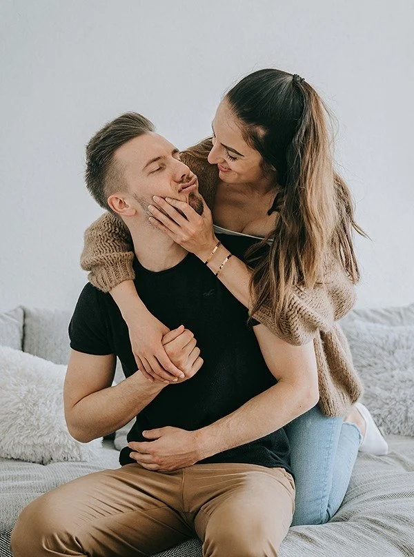 Liebe ist manchmal kein gro&szlig;es Gef&uuml;hl, sondern ein alberner Moment.
Ein schiefes Grinsen. Ein absichtlich &uuml;bertriebener Kussmund.
Dieses &bdquo;Ich bin genau hier richtig&ldquo;, mitten im Chaos, mitten im Lachen.

Es ist das Sich-nic