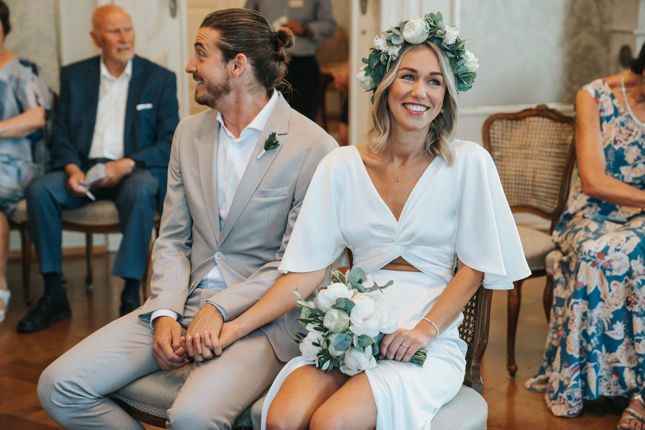 Manchmal sagt eine Hand mehr als tausend Worte.

Seine Finger umschlie&szlig;en ihre ganz selbstverst&auml;ndlich, nicht fest, nicht verkrampft, sondern so, als w&auml;re es der nat&uuml;rlichste Ort der Welt.
Ein leiser Halt, der sagt: Ich bin da, j