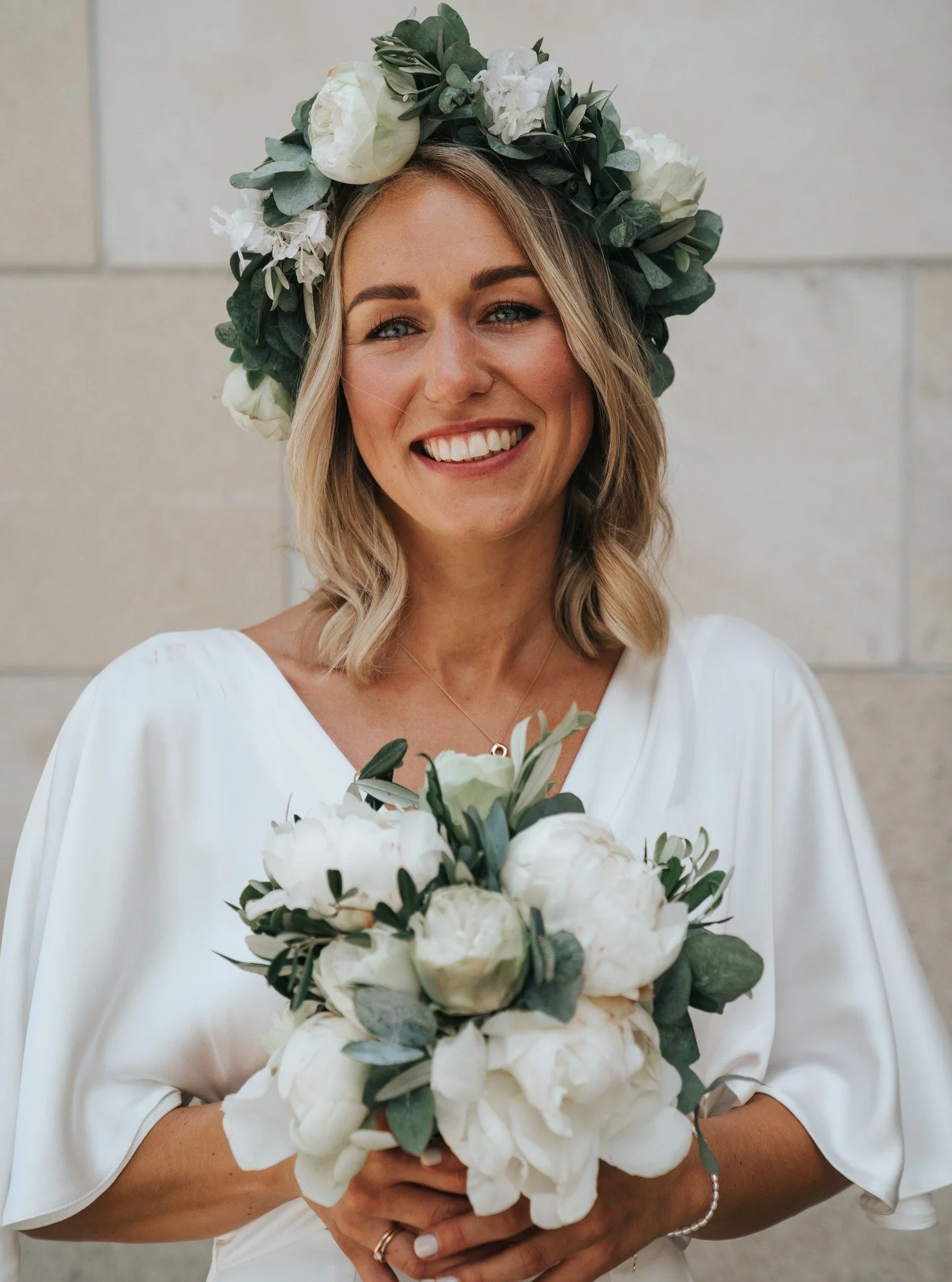 Dieses L&auml;cheln ist kein L&auml;cheln f&uuml;r die Kamera. Es ist dieses L&auml;cheln, das entsteht, wenn all die Entscheidungen davor pl&ouml;tzlich Sinn ergeben.
Die Zweifel beim Kleid Aussuchen.
Die Frage, ob es zu schlicht, zu anders, zu viel