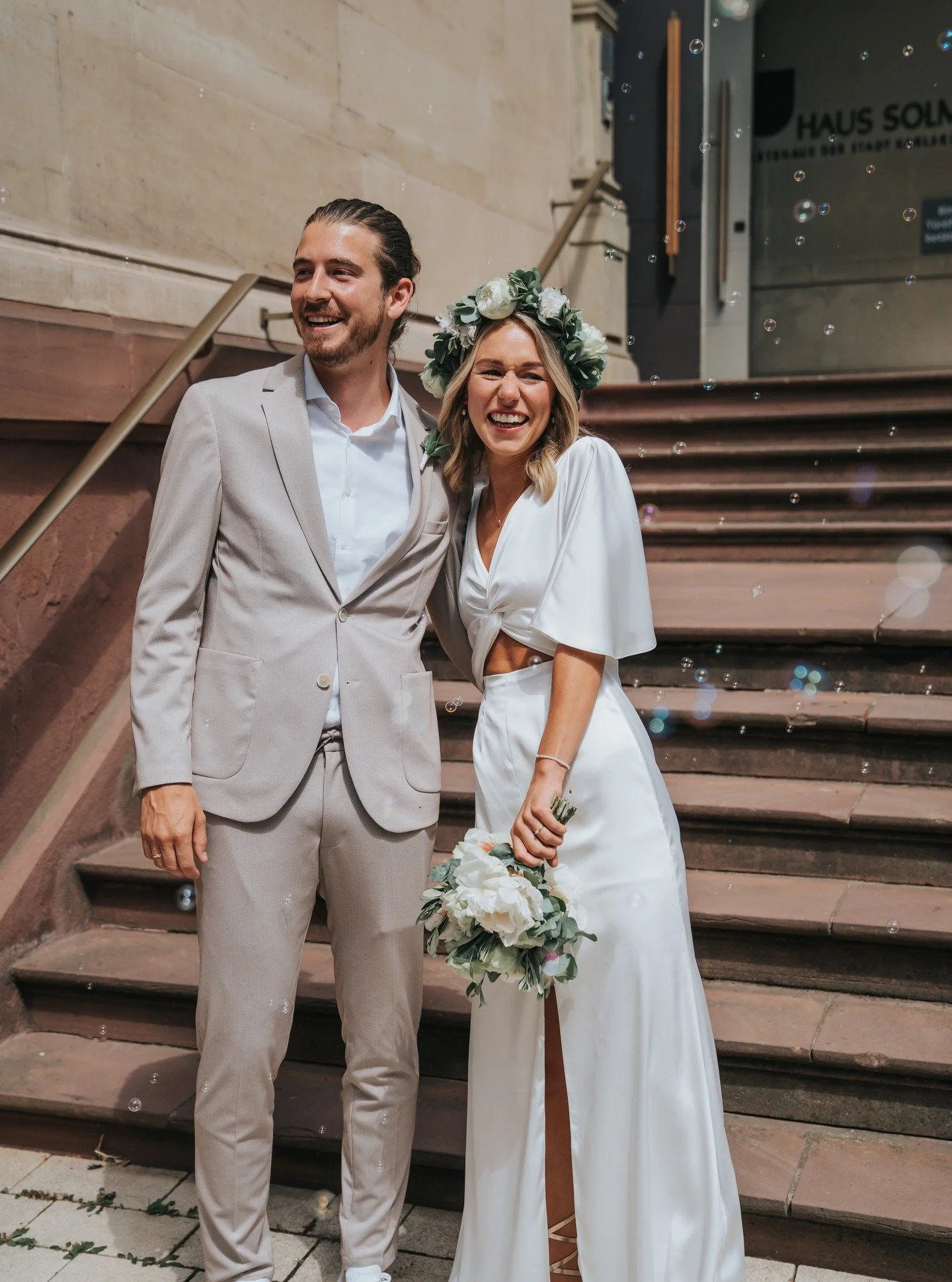 Das ist dieses unkontrollierte Lachen,
wenn sich die T&uuml;r hinter euch schlie&szlig;t
und pl&ouml;tzlich all die Menschen da sind.
Freunde, Familie, vertraute Gesichter,
die klatschen, rufen, lachen, Seifenblasen pusten und euch empfangen, als w&a