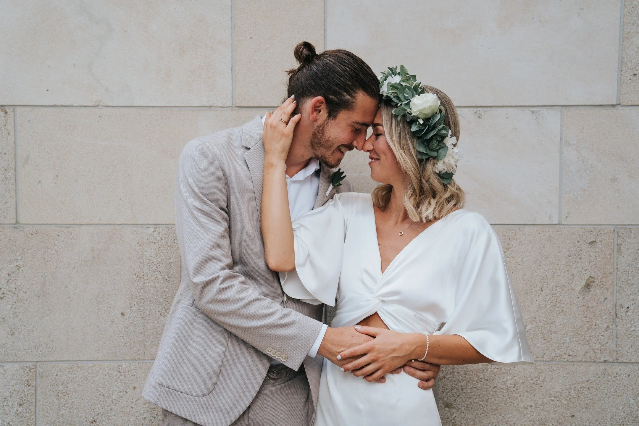 Stirn an Stirn.
Ein Atemzug, der langsamer wird.
Eine Hand, die bleibt, als w&uuml;rde sie sagen: Ich bin da. Genau hier.

Nach all dem Trubel, den Blicken, den Stimmen zieht ihr euch f&uuml;r einen Augenblick zur&uuml;ck, mitten im Geschehen und doc