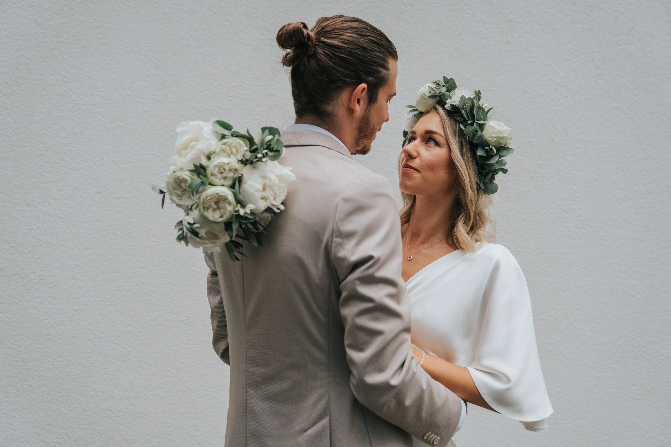 Das ist einer dieser leisen Augenblicke, die niemand ank&uuml;ndigt.
Kein Lachen im Hintergrund, kein Trubel, nur N&auml;he.

Zwei Menschen stehen sich gegen&uuml;ber
und pl&ouml;tzlich wird alles andere unwichtig. Die Stimmen au&szlig;enrum werden l