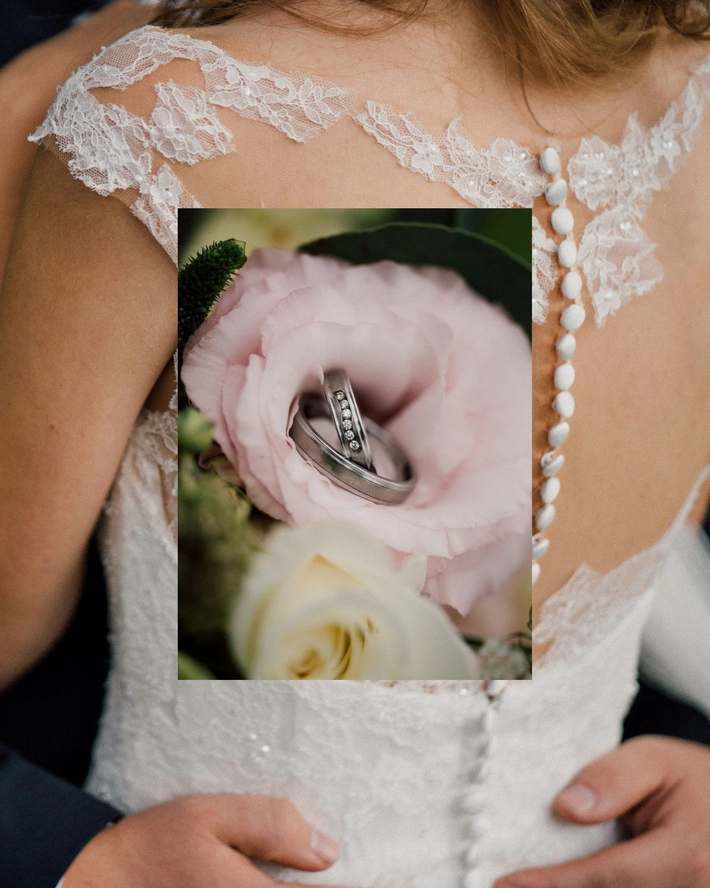 So klein und doch so bedeutend.
Zwei Ringe, die nebeneinander liegen,
nicht perfekt symmetrisch, nicht geschniegelt inszeniert, sondern einfach da.

Eingebettet in weiche Bl&uuml;ten,
umgeben von Stoff, Spitze, Kn&ouml;pfen,
von all den Details, die 