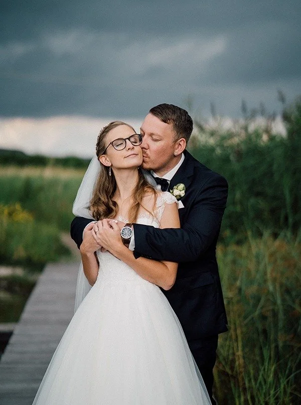 Manchmal zieht der Himmel zu.
Die Wolken werden schwer, das Licht weicher.

Und genau dann entsteht diese besondere Stimmung.

Er steht hinter ihr, legt die Arme um sie nicht nur sch&uuml;tzend, sondern selbstverst&auml;ndlich. Sie lehnt sich an ihn,