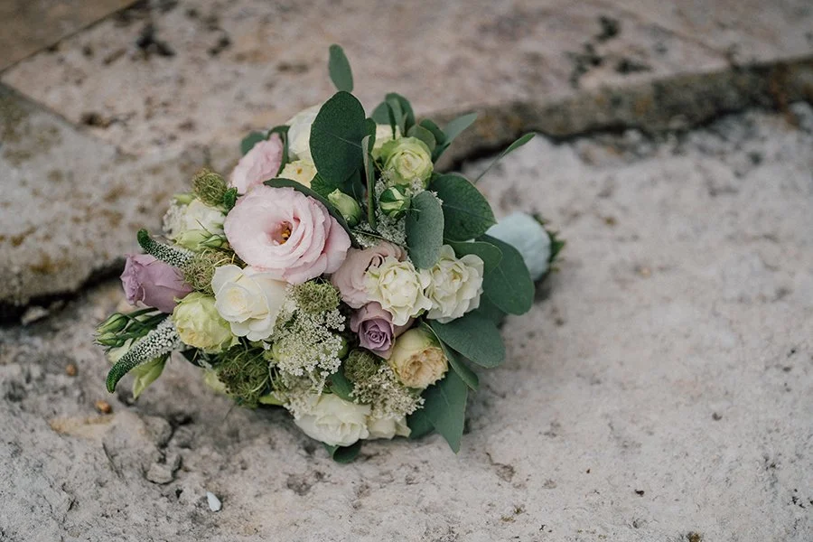Der Brautstrau&szlig; ist oft nur f&uuml;r ein paar Stunden da.

Am Morgen wird er vorsichtig &uuml;bergeben, zwischendurch immer wieder festgehalten,
mal nerv&ouml;s gedreht,
mal einfach nur getragen.

Er ist stiller Begleiter durch den Tag.

Und ir