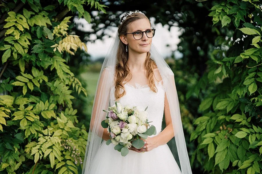 Viele Br&auml;ute &uuml;berlegen lange,
ob sie ihre Brille am Hochzeitstag tragen sollen.

Passt sie zum Kleid?
Lenkt sie vielleicht ab?
Oder geh&ouml;rt sie einfach zu mir?

Dabei ist die Antwort oft viel einfacher, als man denkt.

Denn genau diese 