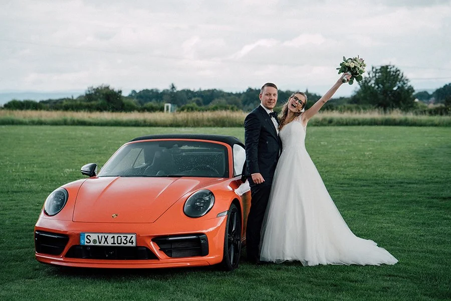 Und dann gibt es diese Momente,
in denen alles pl&ouml;tzlich leicht wird.

Der Druck f&auml;llt ab, der Ablauf ist egal,
und man macht einfach das, wonach es sich gerade anf&uuml;hlt.

Lachen, die Arme hoch werfen, sich freuen, ohne dar&uuml;ber nac