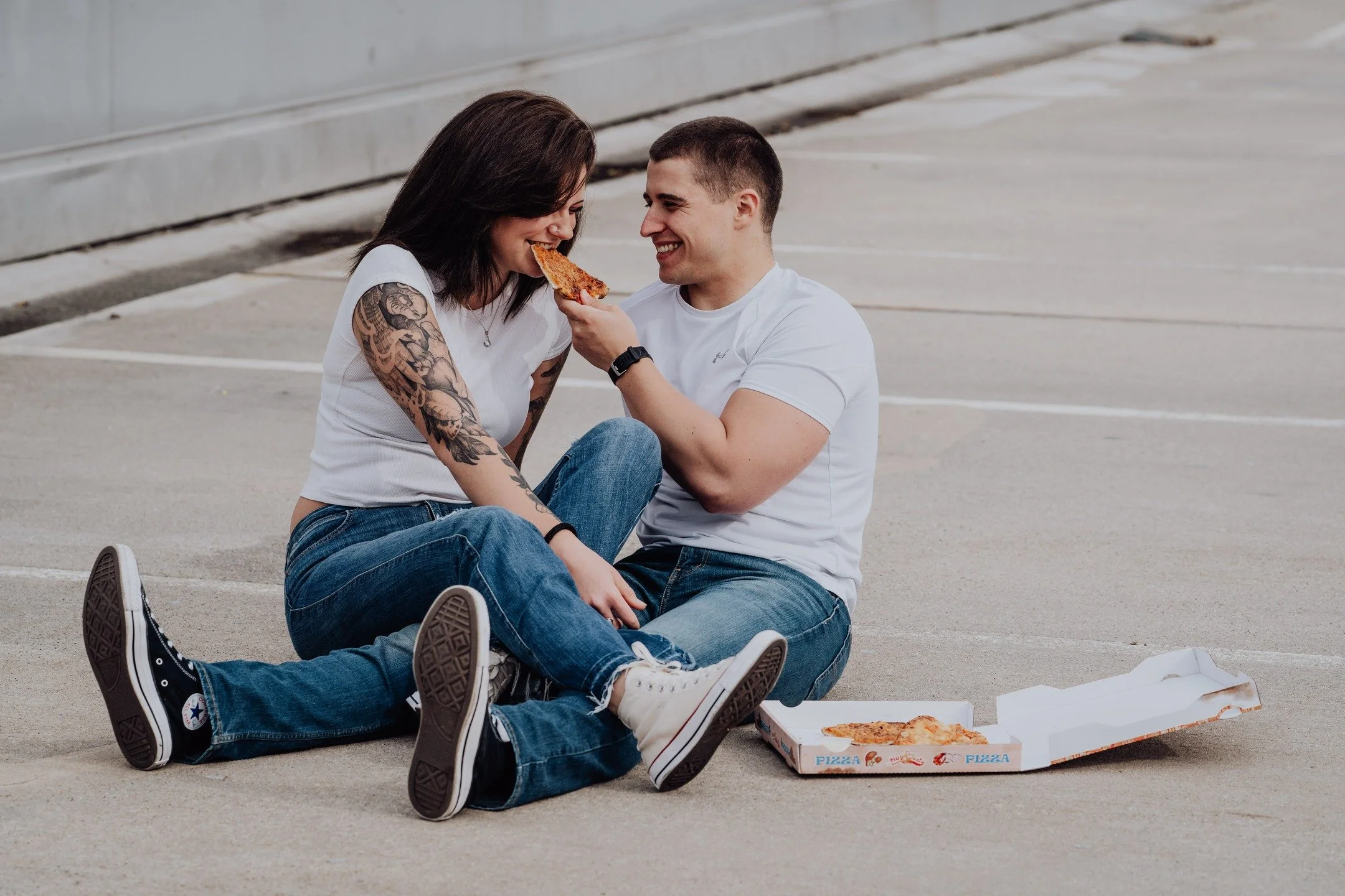 Manchmal ist es genau das hier:
auf dem Boden sitzen,
kalter Asphalt unter dir,
Pizza aus dem Karton
und jemand, der dich ansieht,
als w&auml;rst du genau richtig.

Kein Plan, kein Perfekt-Sein,
kein &bdquo;so sollte es sein&ldquo;.

Nur Lachen, ein 