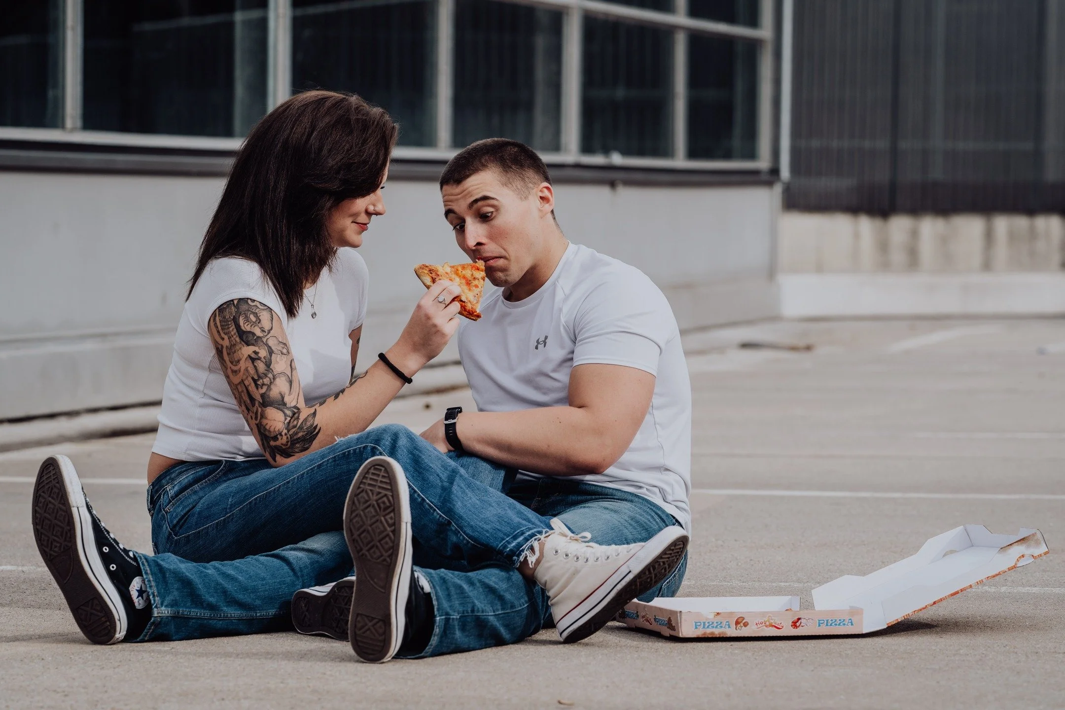 Liebe ist manchmal genau das:

du h&auml;ltst das letzte St&uuml;ck Pizza in der Hand und &uuml;berlegst kurz bevor du es ihm doch gibst.

Nicht weil du musst, sondern weil es sich richtig anf&uuml;hlt.

Weil ihr lacht, euch gegenseitig &auml;rgert
u