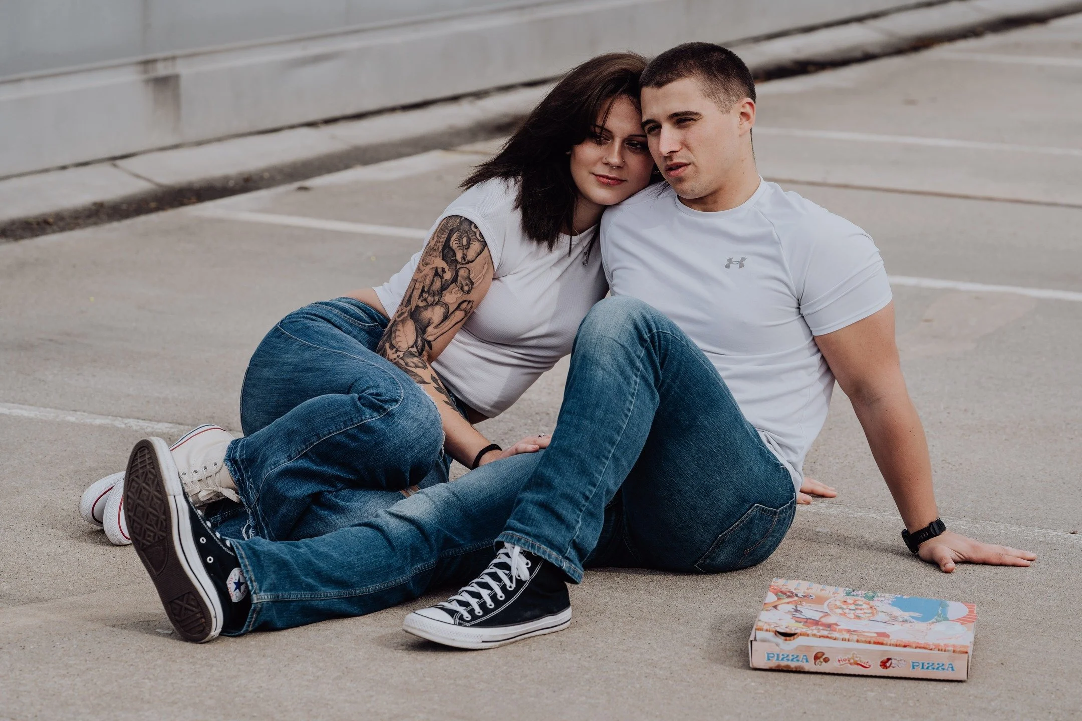 Und dann gibt es diese Momente danach.

Wenn alles ruhiger wird, die Gespr&auml;che leiser und ihr einfach nur nebeneinander sitzt.

Kein gro&szlig;es Lachen mehr,
kein Spiel, kein Witz, nur N&auml;he.

Hochzeitsfotografin Karlsruhe/ Rastatt/ Stuttga