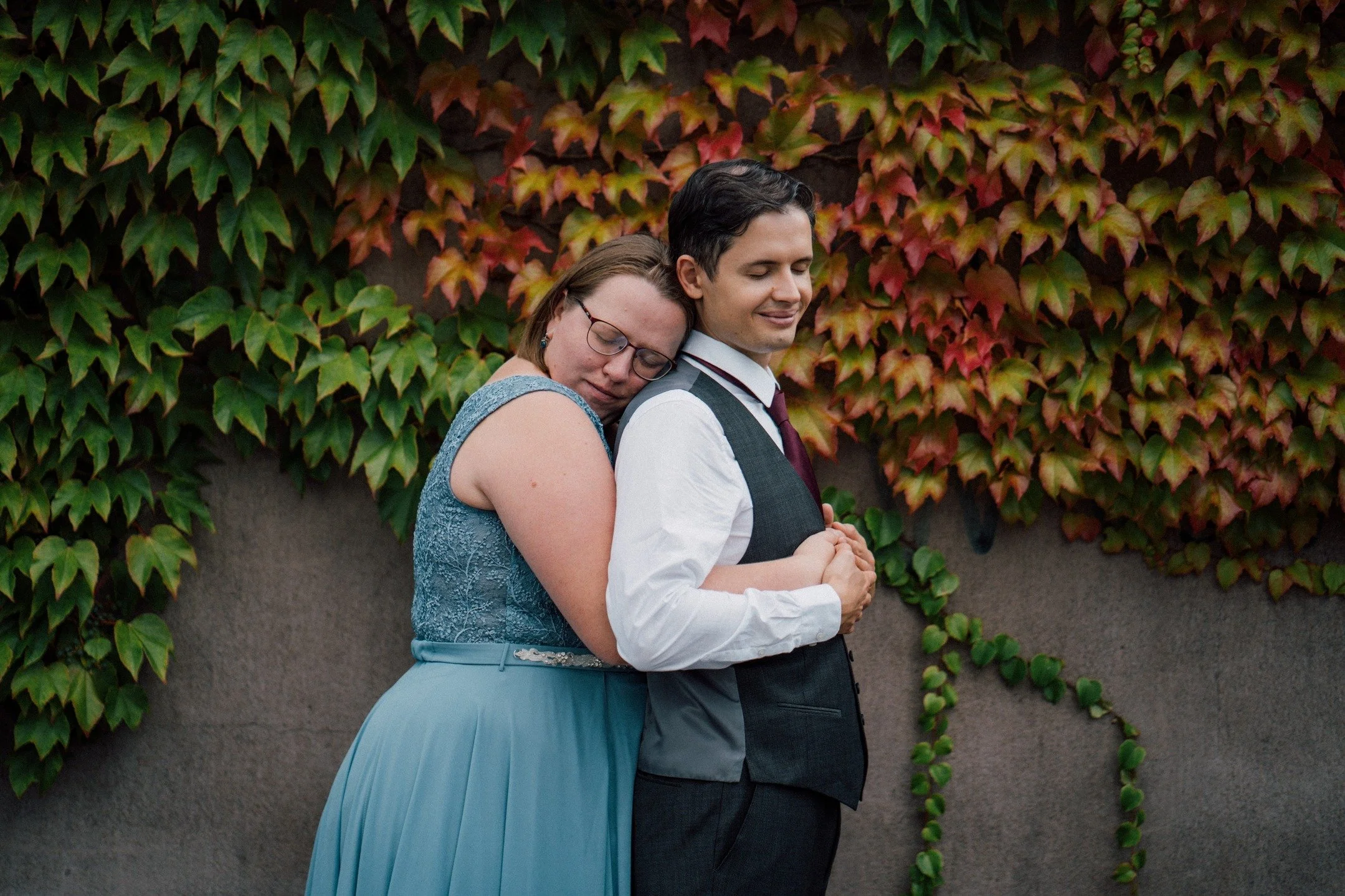 Wenn du dich einfach anlehnen kannst, ohne fragen zu m&uuml;ssen ob es "richtig" ist.

Einfach den Kopf anlehnen, weil es sich sicher anf&uuml;hlt und du merkst hier darfst du weich sein, hier wirst du gehalten.

Hochzeitsfotografin Karlsru
