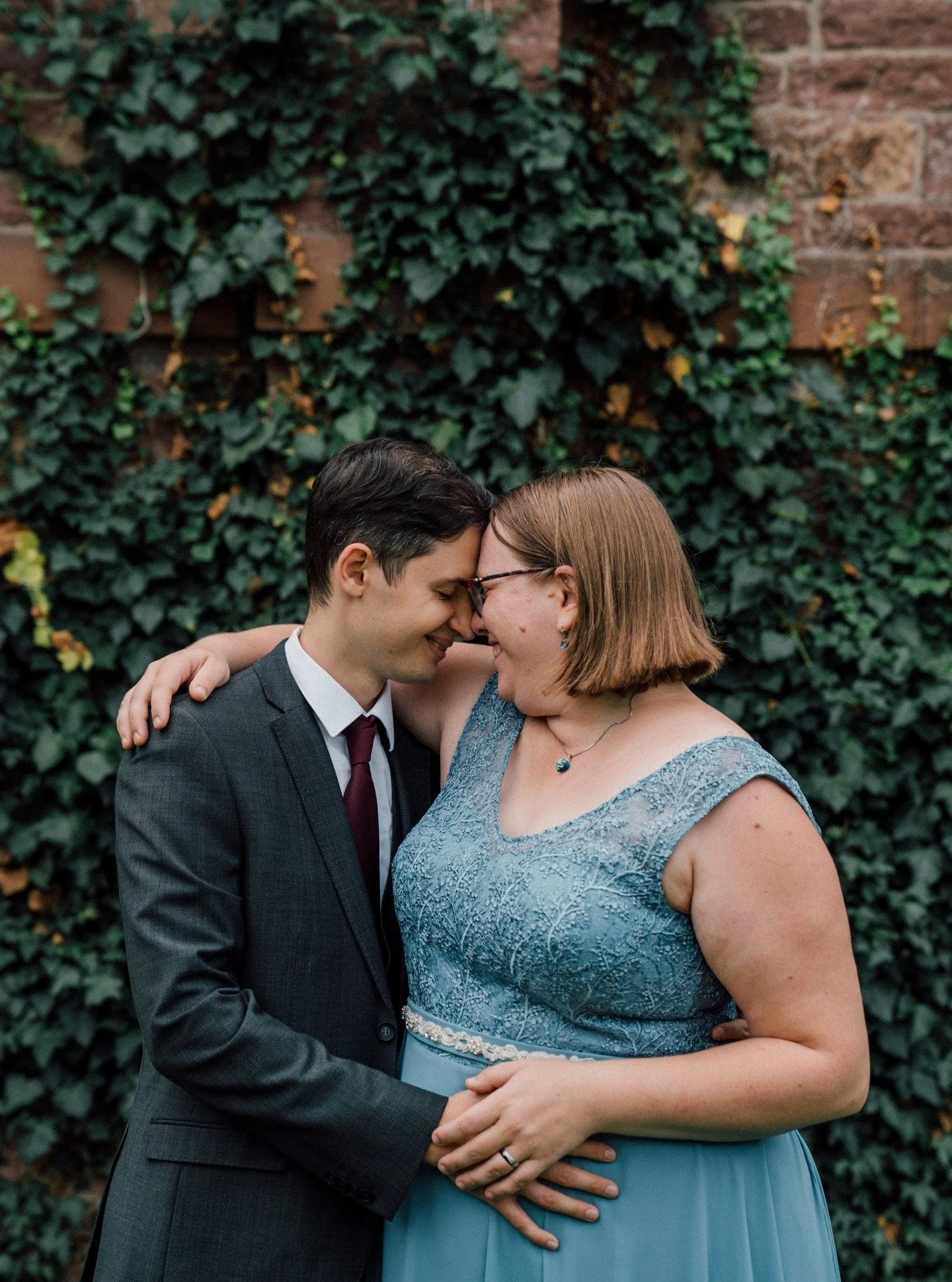 Liebe ist nicht nur das "gro&szlig;e Versprechen". Es sind die Momente, in denen ihr die K&ouml;pfe zusammensteckt,
leise lacht und wahrscheinlich gerade irgendeinen kleinen Unsinn plant,
den sonst niemand versteht.

Hochzeitsfotografin Kar
