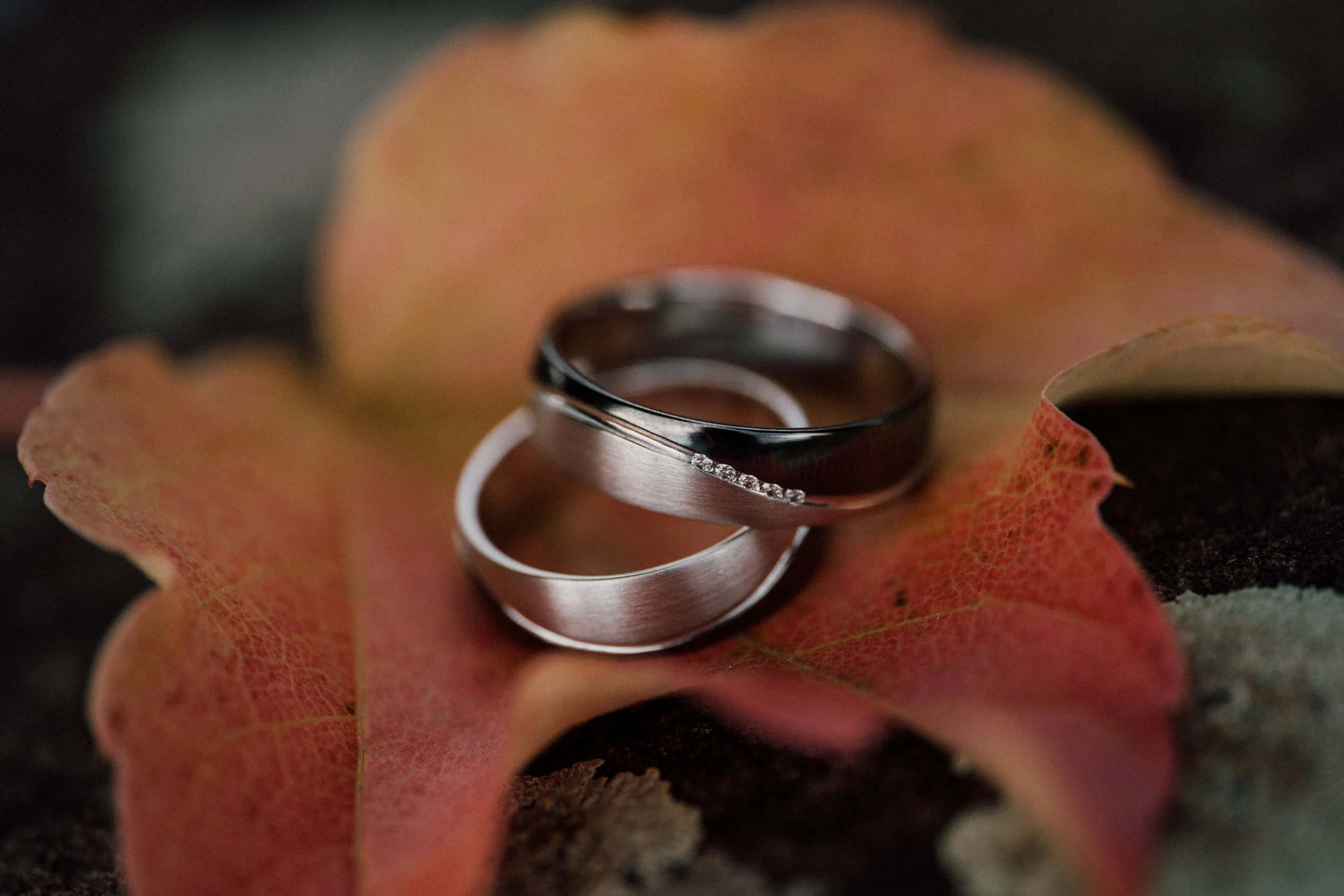 Zwischen all den Entscheidungen einer Hochzeit sind die Ringe oft die emotionalste.

Weil man pl&ouml;tzlich merkt:
Das hier tr&auml;gt man nicht nur an einem Tag, sondern jeden Morgen, jeden Alltag, jedes Abenteuer, jedes Tief.

Man probiert Formen 