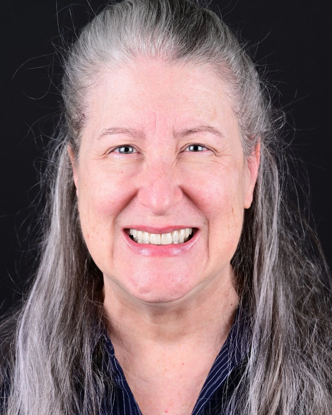 A smile should be evaluated beyond a close-up.⁠
⁠
Full-face images show what isolated dental photography cannot: how the teeth support expression, how the lips frame the smile, and whether the result feels integrated with the person wearing it.⁠
⁠
Th