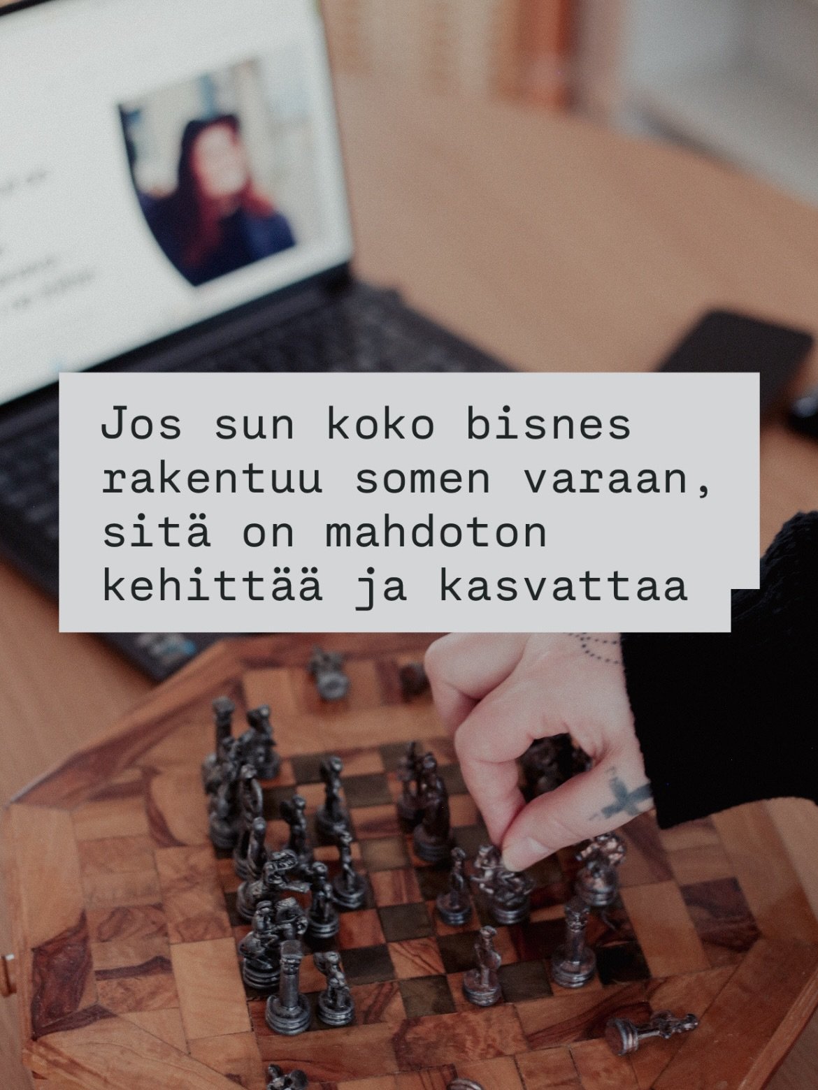 Don&rsquo;t get me wrong, m&auml; todellakin ymm&auml;rr&auml;n somen merkityksen markkinoinnissa ja kannustan aina mun asiakkaita hy&ouml;dynt&auml;m&auml;&auml;n sit&auml; omassa markkinoinnissaan.

Se tuo sivustolle liikennett&auml; ja liikenne on