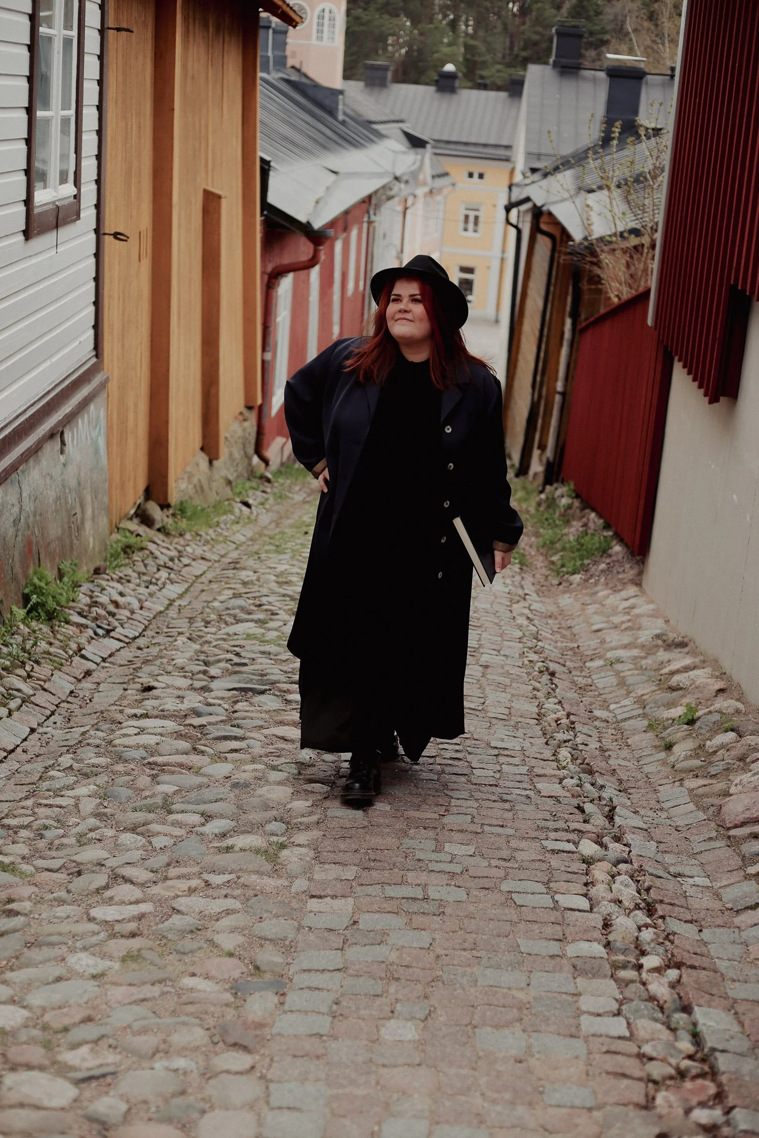 Verkkosivukehittäjä kävelee Vanhan Porvoon kadulla.