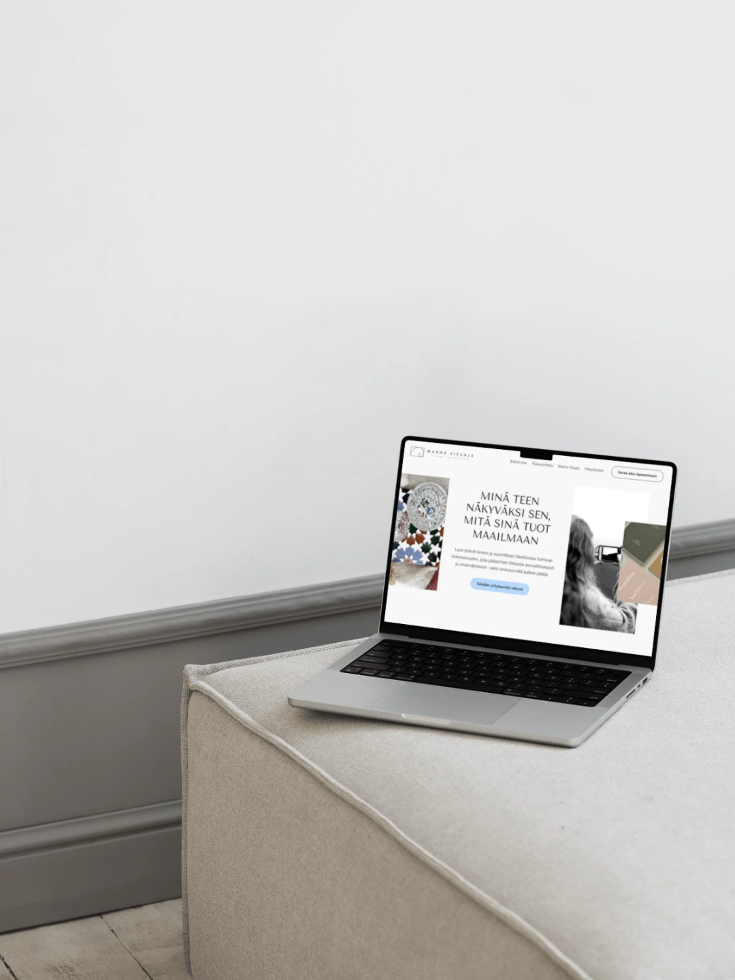 Brändisuunnittelijan verkkosivut rahin päälle asetellun tietokoneen ruudulla.