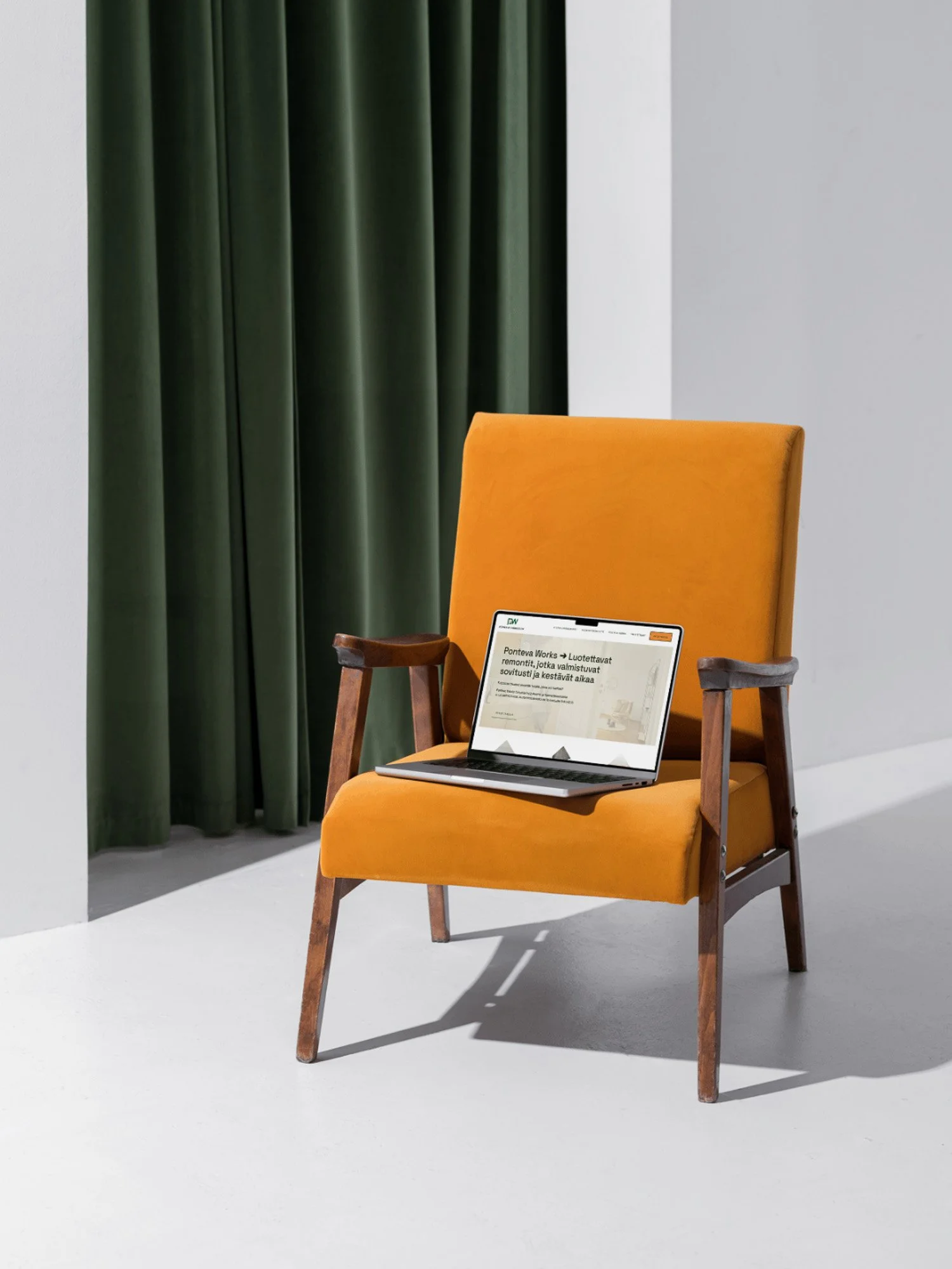 Tietokone aseteltuna oranssille tuolille.