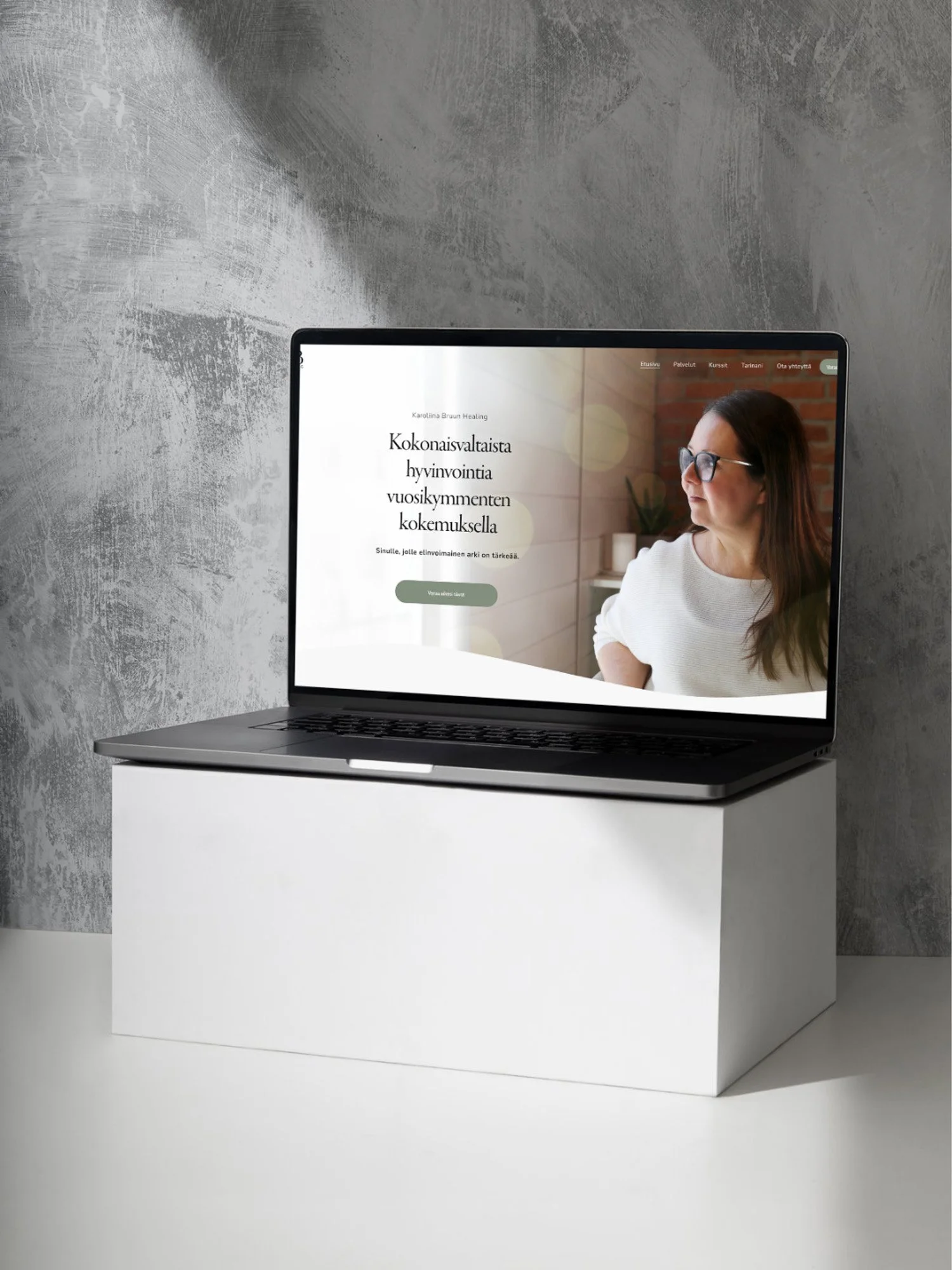 Kraniosakraaliterapeutin verkkosivut kannettavan tietokoneen ruudulla.