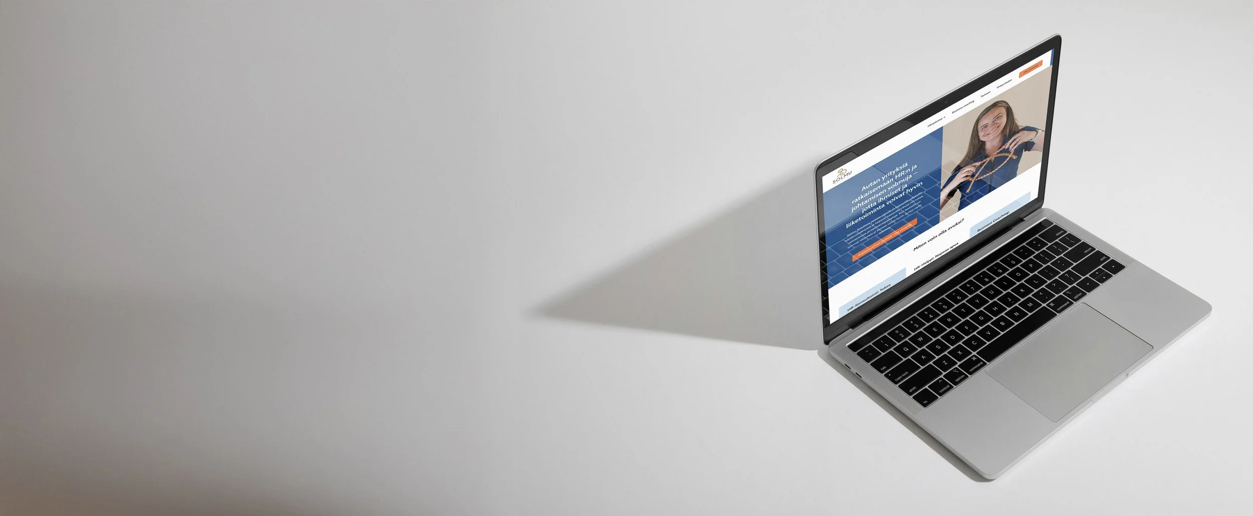 Tietokone, jonka ruudulla on näkyy nettisivut.