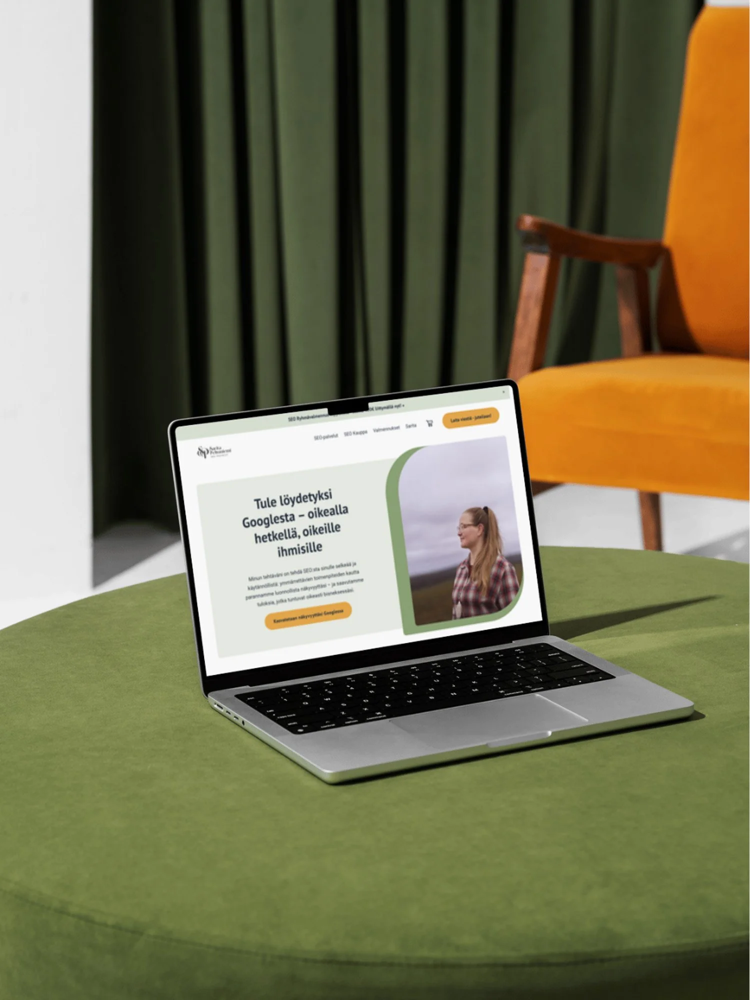 Tietokone aseteltuna jakkaralle.