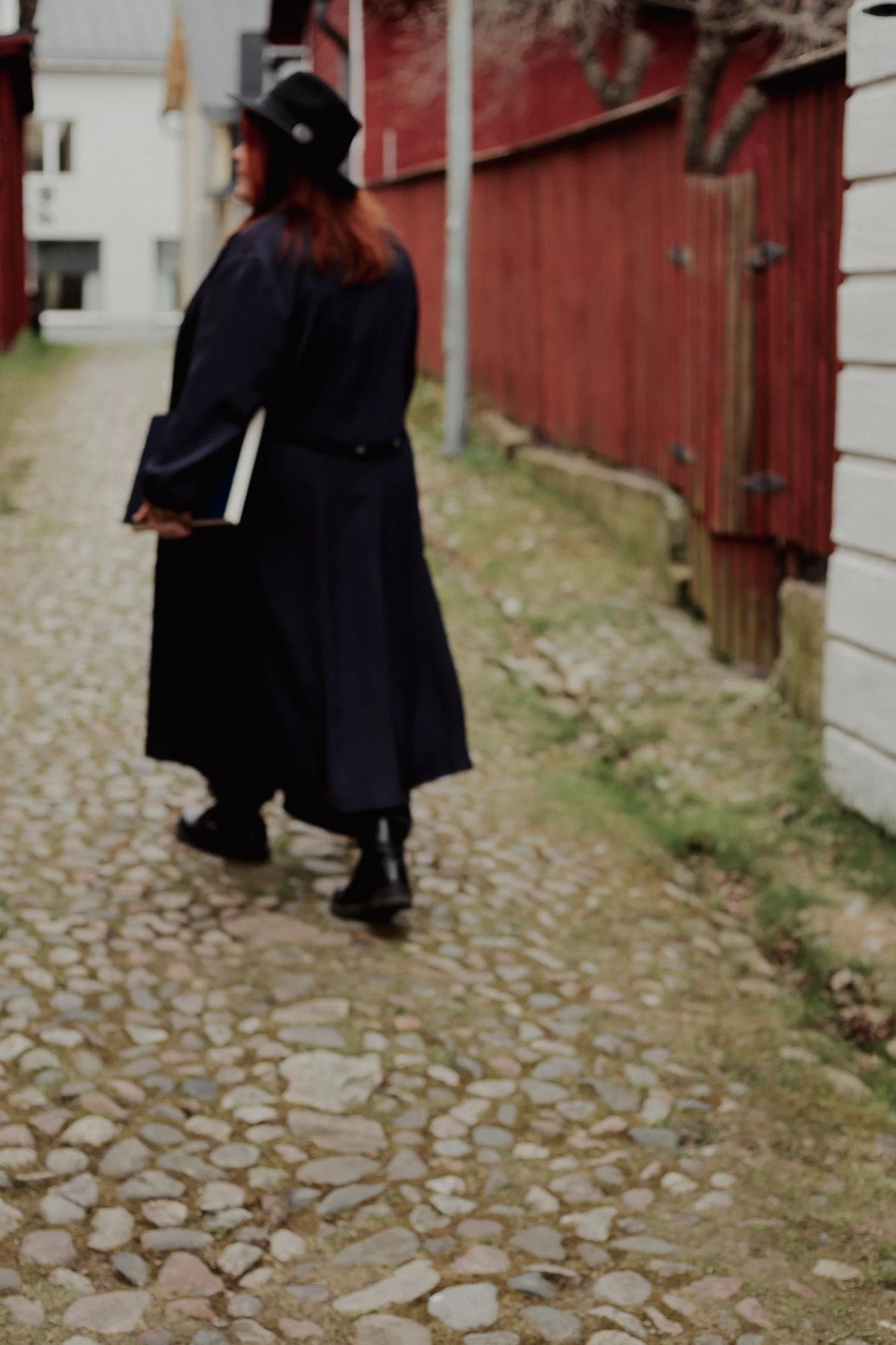 Yrittäjä kävelee katua pitkin.