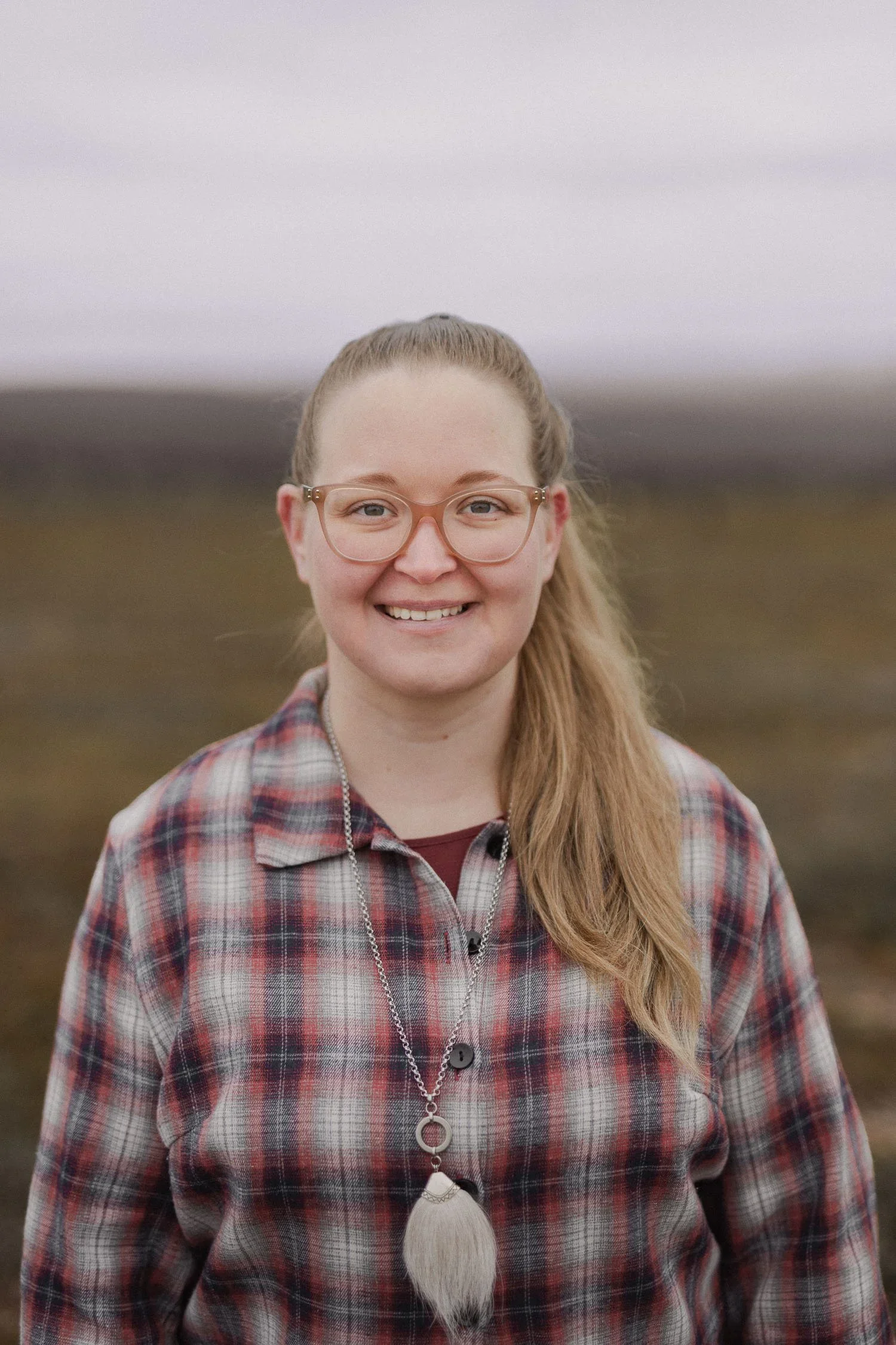 SEO-asiantuntija Sarita Peltoniemi hymyilee kameralle.