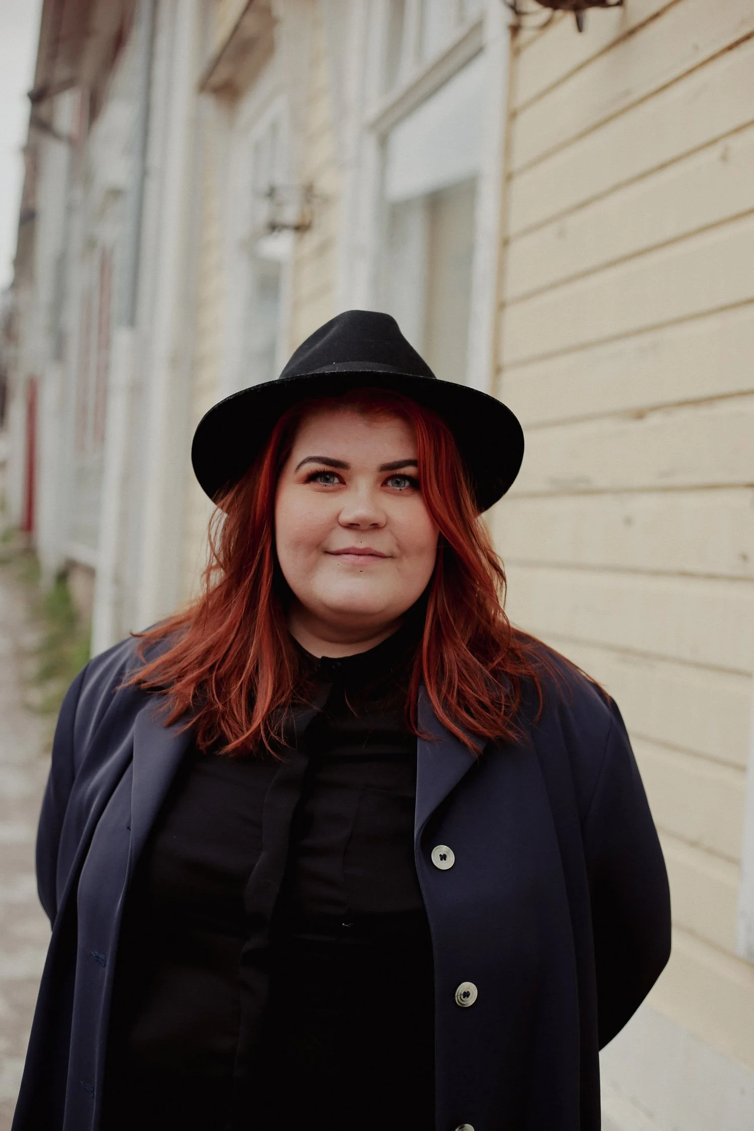 Squarespace-verkkosivujen suunnittelija By Bea Susan hymyilee kameralle.