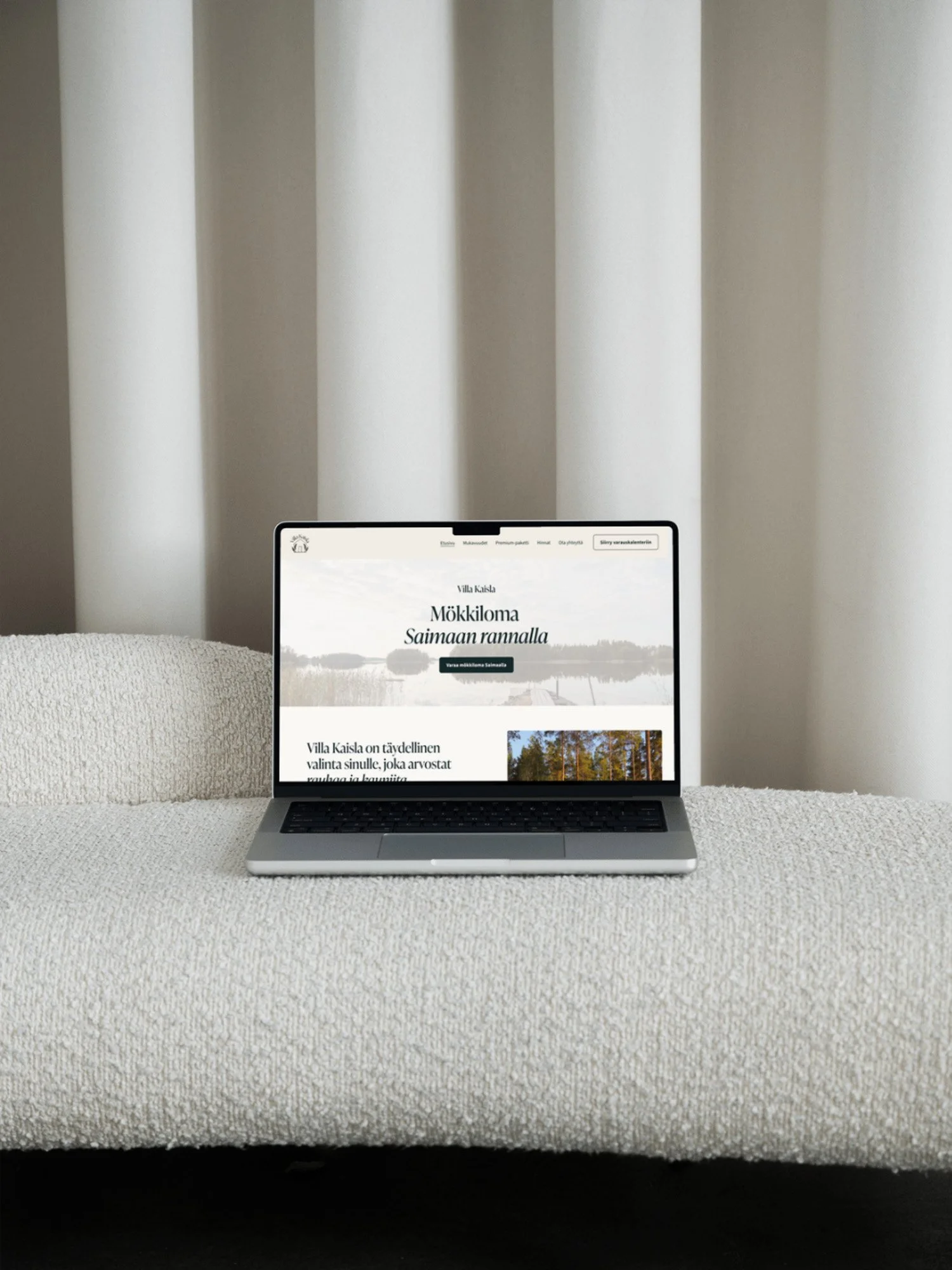 Tietokone, joka on aseteltu tuolille ja jonka näytöllä on nettisivut.