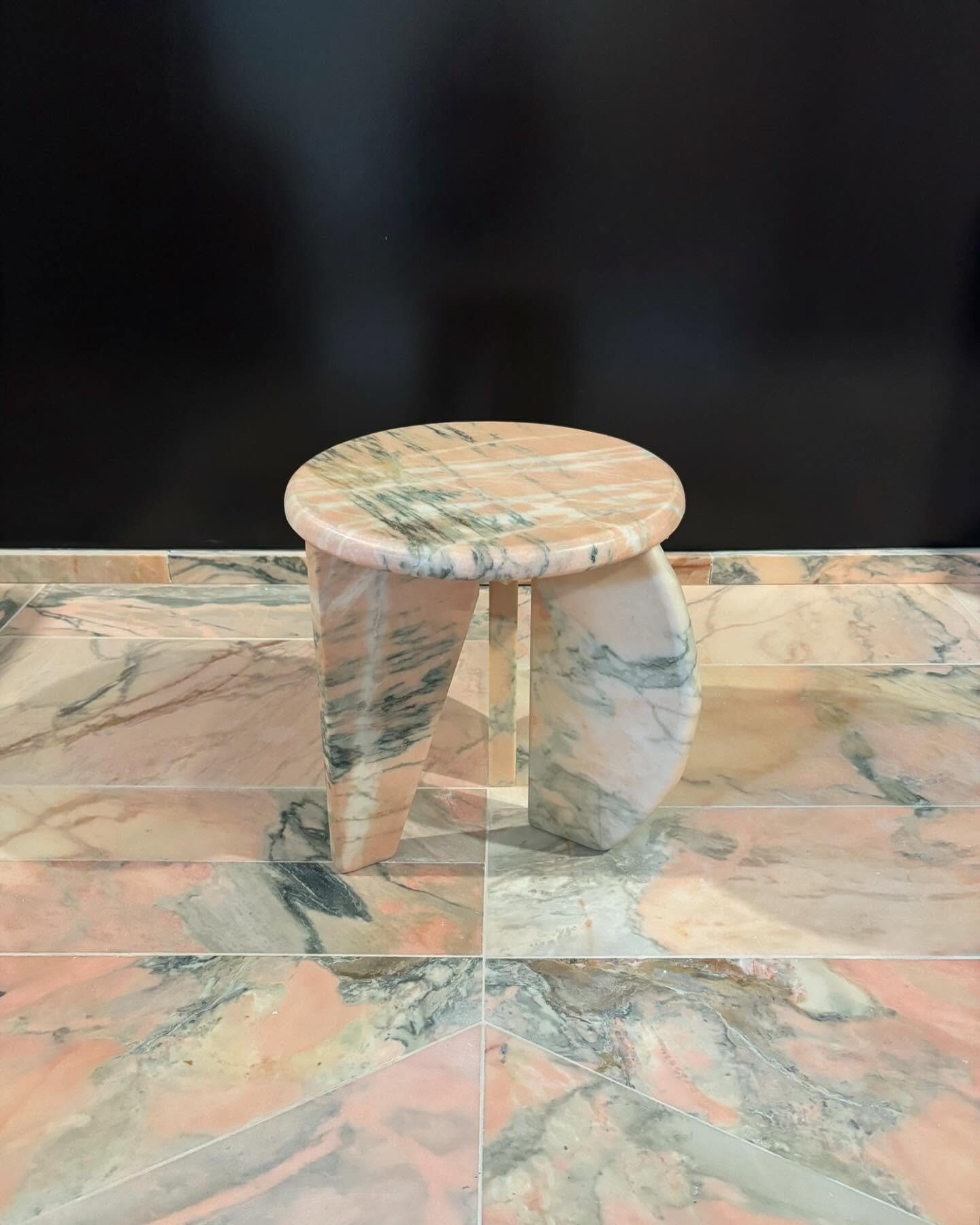 What else would you want with your bespoke bathroom made from reclaimed pink marble offcuts?
A matching shower stool made from sink cutouts of course!
For moments of deep conversation and contemplation whilst bathing&hellip;
Wonderful to see these Le