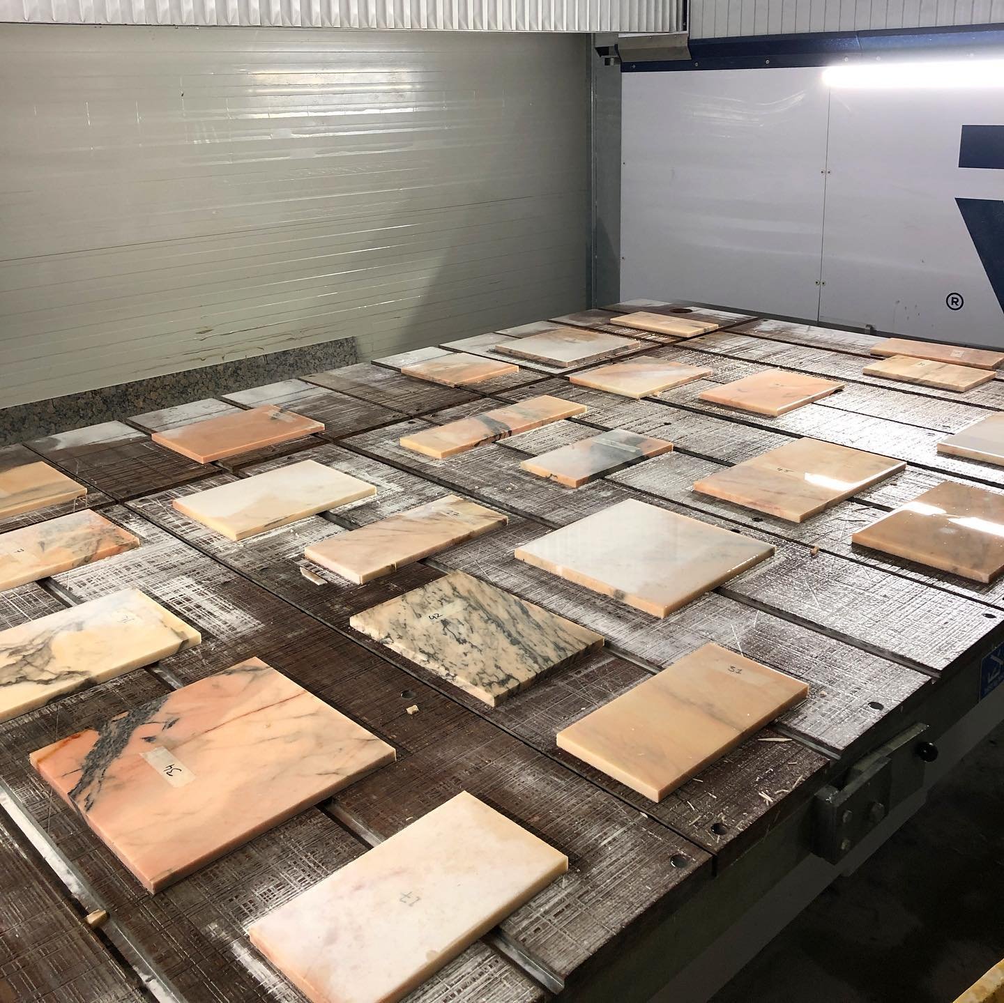 Back working with our favourite stonemason this week, but this time with his new machine 5 axes cnc
Cutting our reclaimed Rosa Aurora offcuts for a master bathroom design in the Gothic Quarter, Barcelona.
50 pieces resized to create a unique compilat