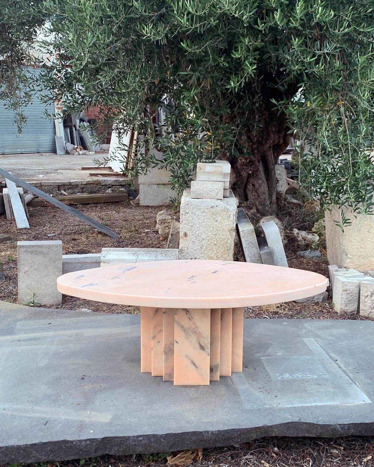One of our latest bespoke Onda table designs. Just installed in London.
Using one of our most popular materials : Rosa Aurora a pink marble from the quarries of Estremoz, Portugal.
Each piece, selected from offcuts of past projects has been carefully