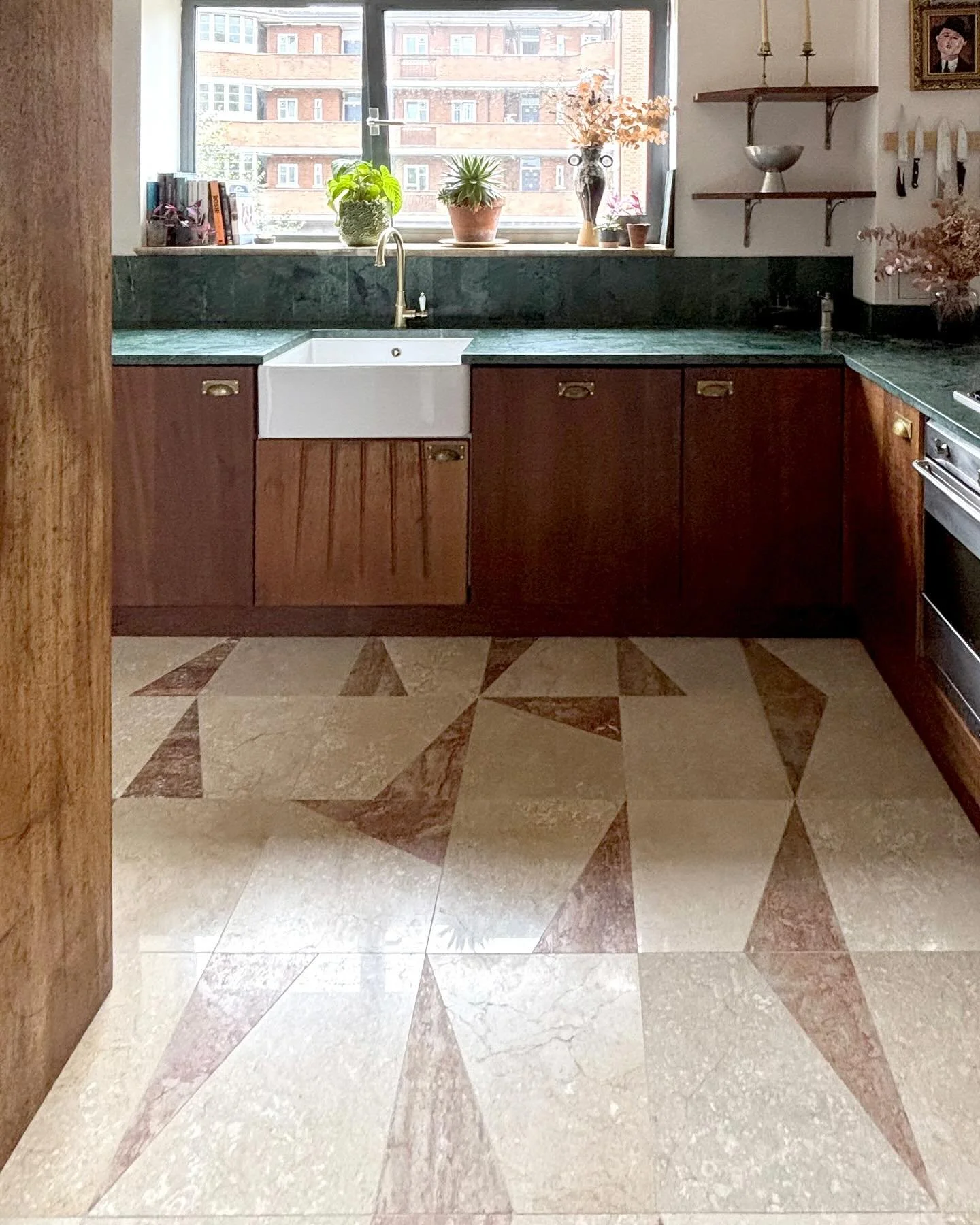 Working with reclaimed materials takes patience and care, but the results are always worth the effort.
For this vibrant kitchen renovation, the flooring needed to be simple yet striking.
By combining the warmth of Cenia marble with dynamic accents of