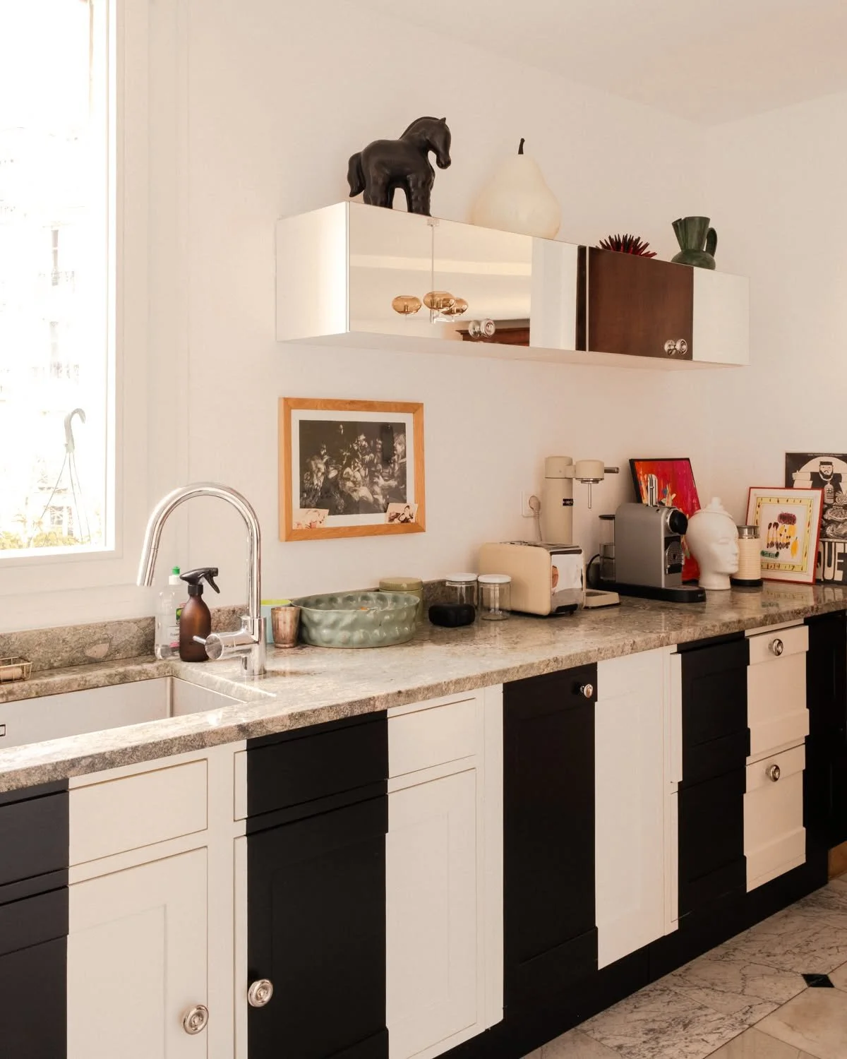 For this apartment renovation in Montmartre, Paris, @atelier_altan  invited us to create the kitchen worktop, island, and bathroom floor using reclaimed marble and granite.
For the kitchen, they were looking for a green surface, and luckily among our