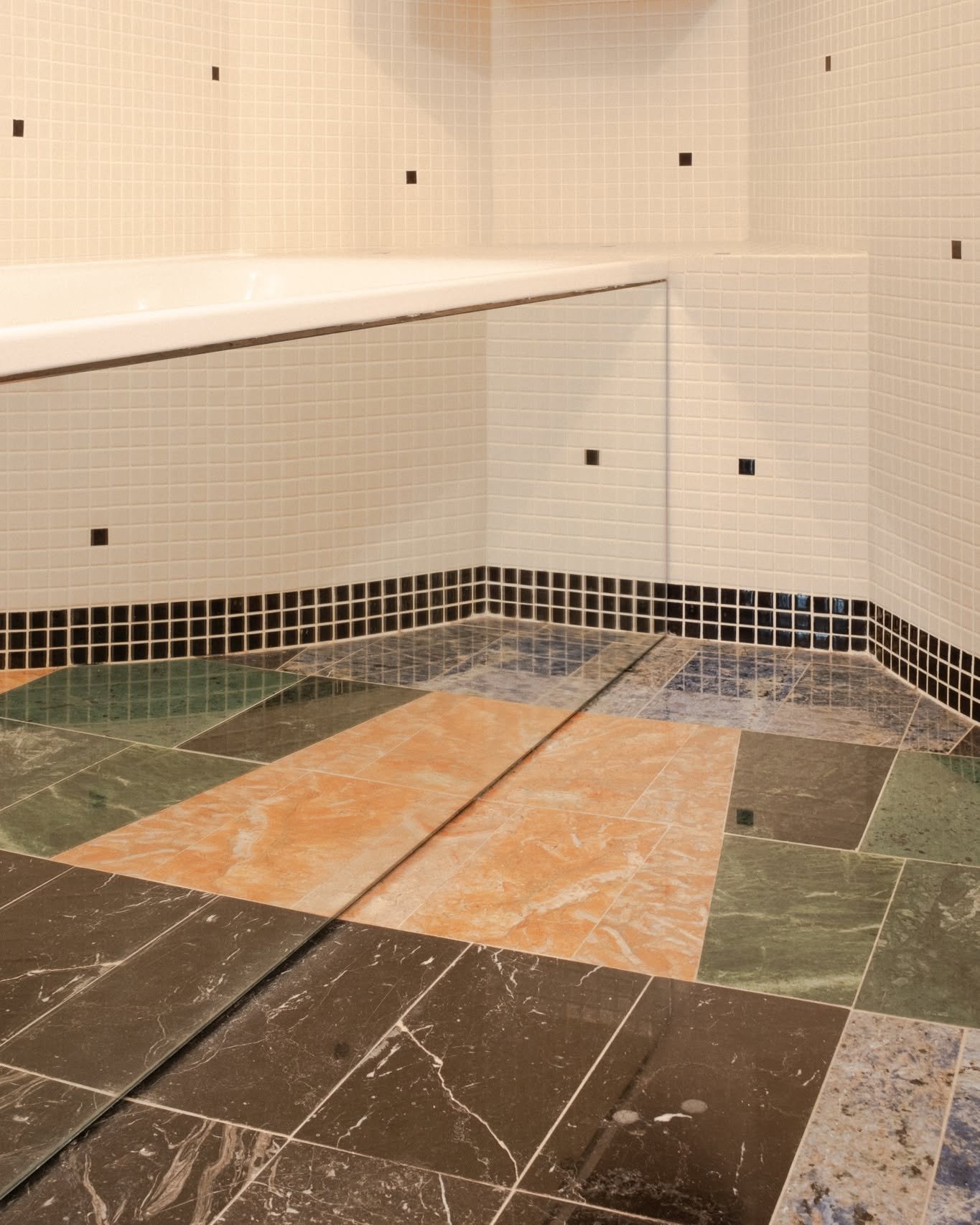 For the bathroom floor in this Montmartre apartment renovation, the architects at @atelier_altan  wanted to create a pattern inspired by the bold marble floors of Gio Ponti.
To bring this idea to life, we proposed a composition of reclaimed stone til