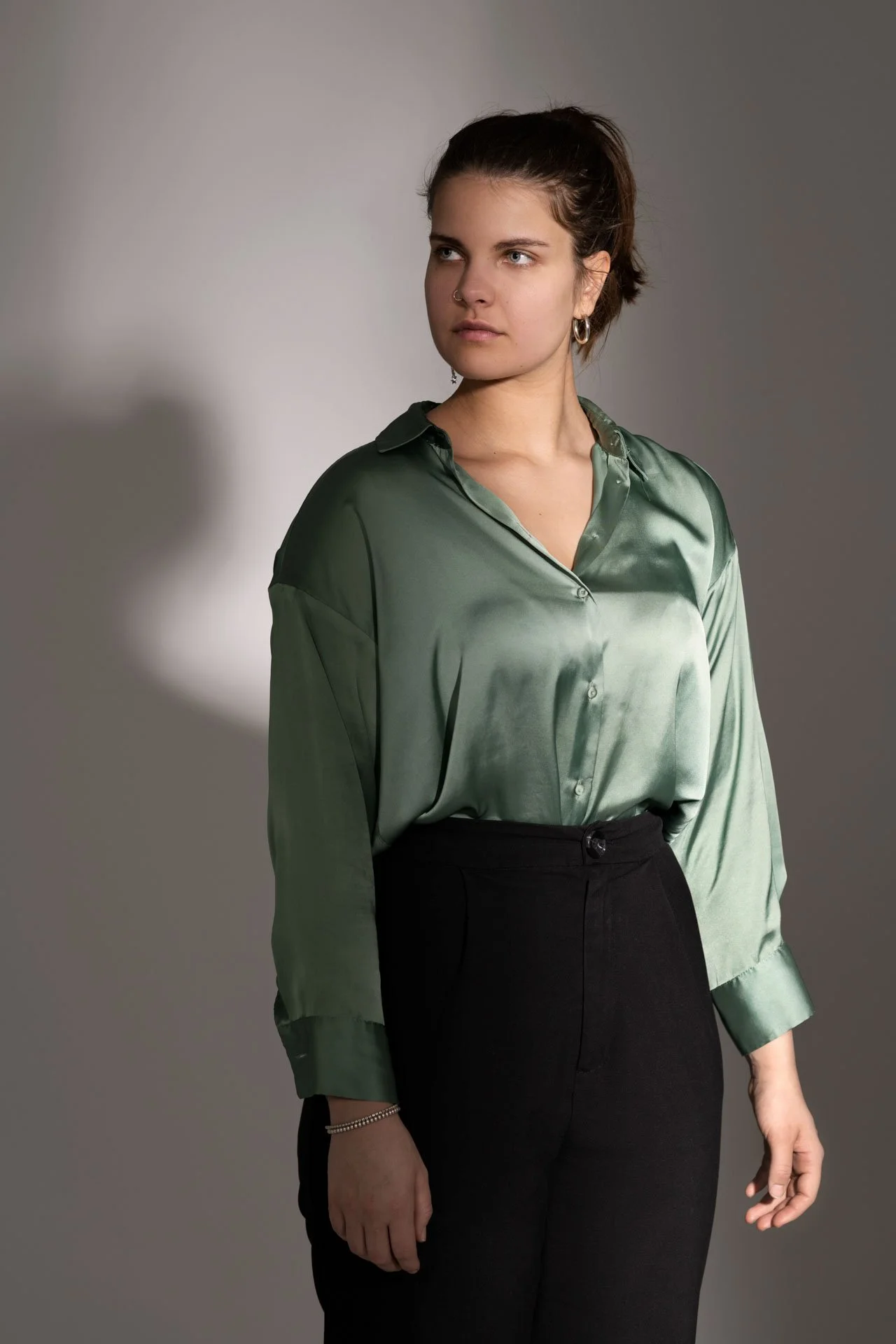 Studio Portrait mit kreativem Licht, Pose Halbkörper