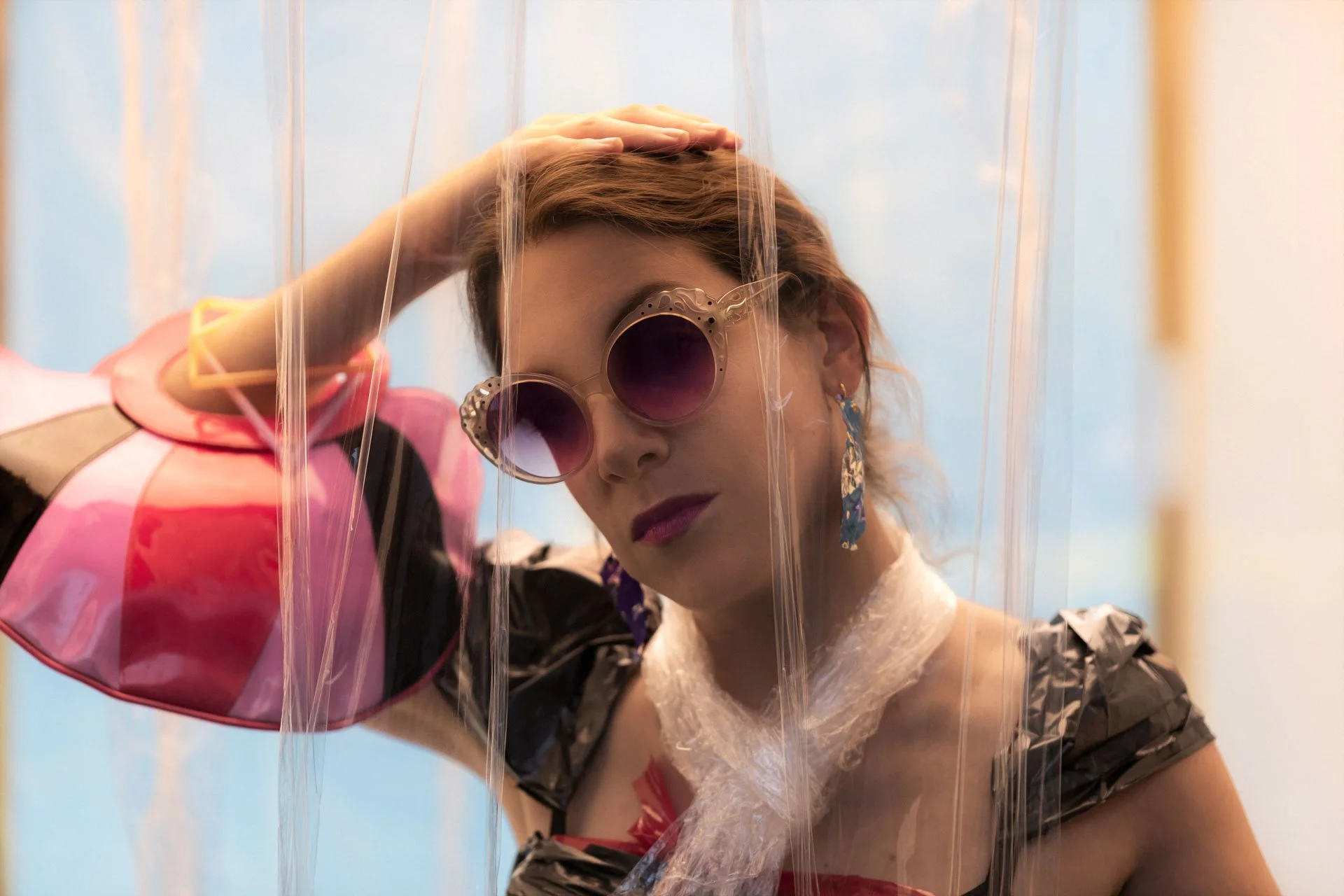 Fotoprojekt zum Thema Material (Plastik) in der Modebranche, Kunst Portrait, kreative Nahaufnahme