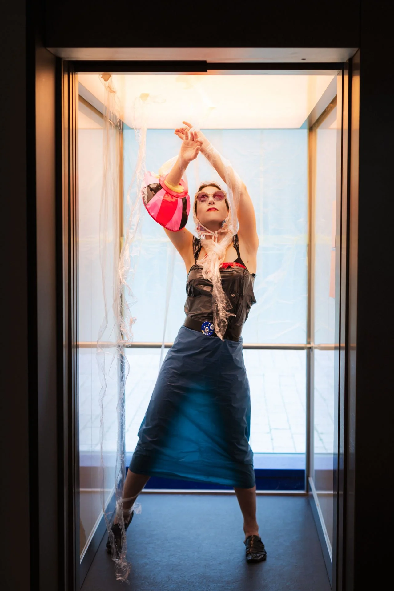 Fotoprojekt zum Thema Material (Plastik) in der Modebranche, Kunst Portrait, kreatives Ganzkörperportrait