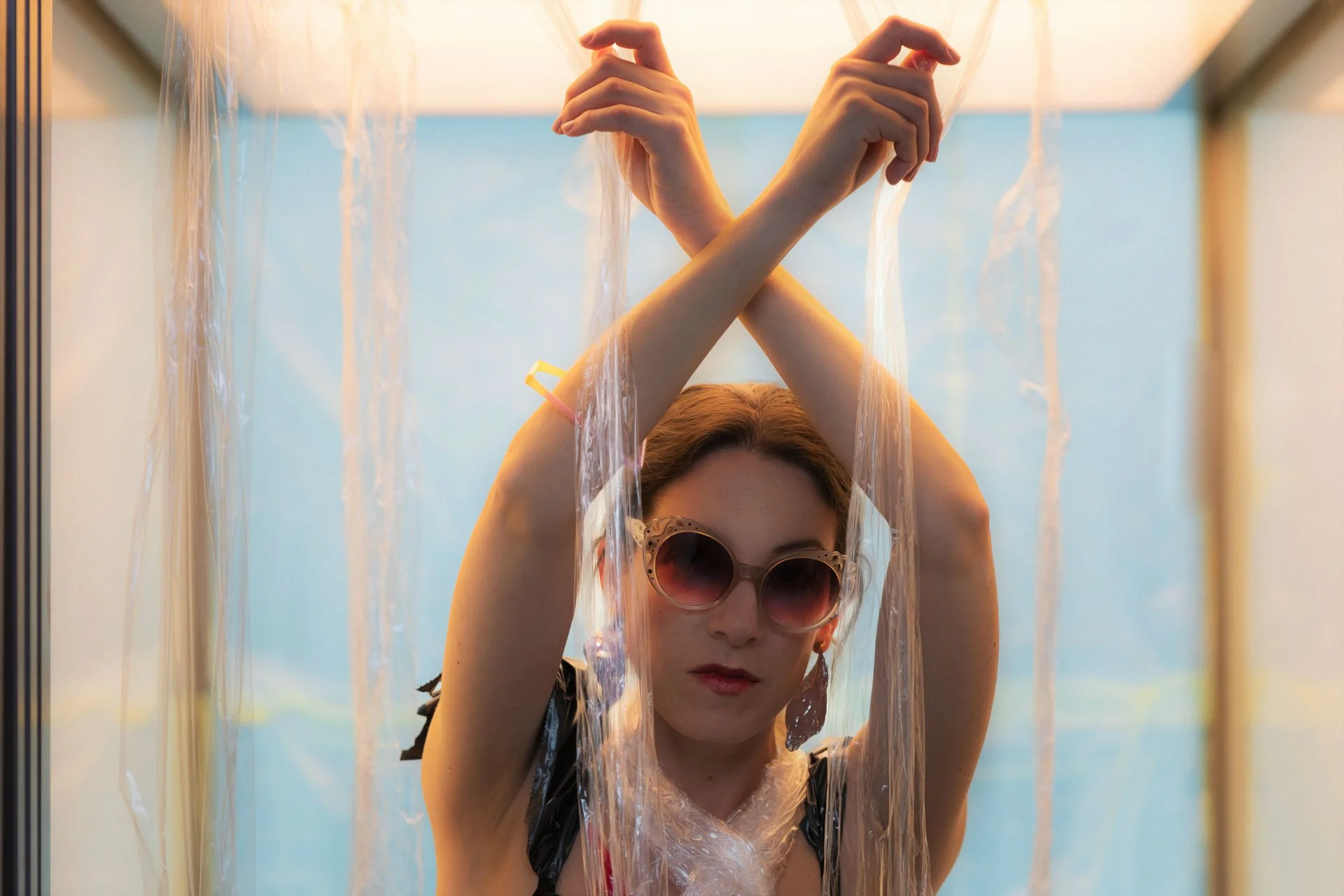 Fotoprojekt zum Thema Material (Plastik) in der Modebranche, Kunst Portrait, kreative Nahaufnahme