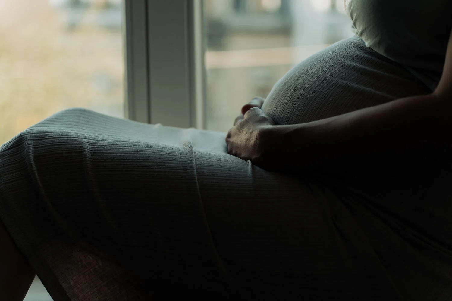 Babybauch Shooting, Moody und dunklegrünes Colorgrading