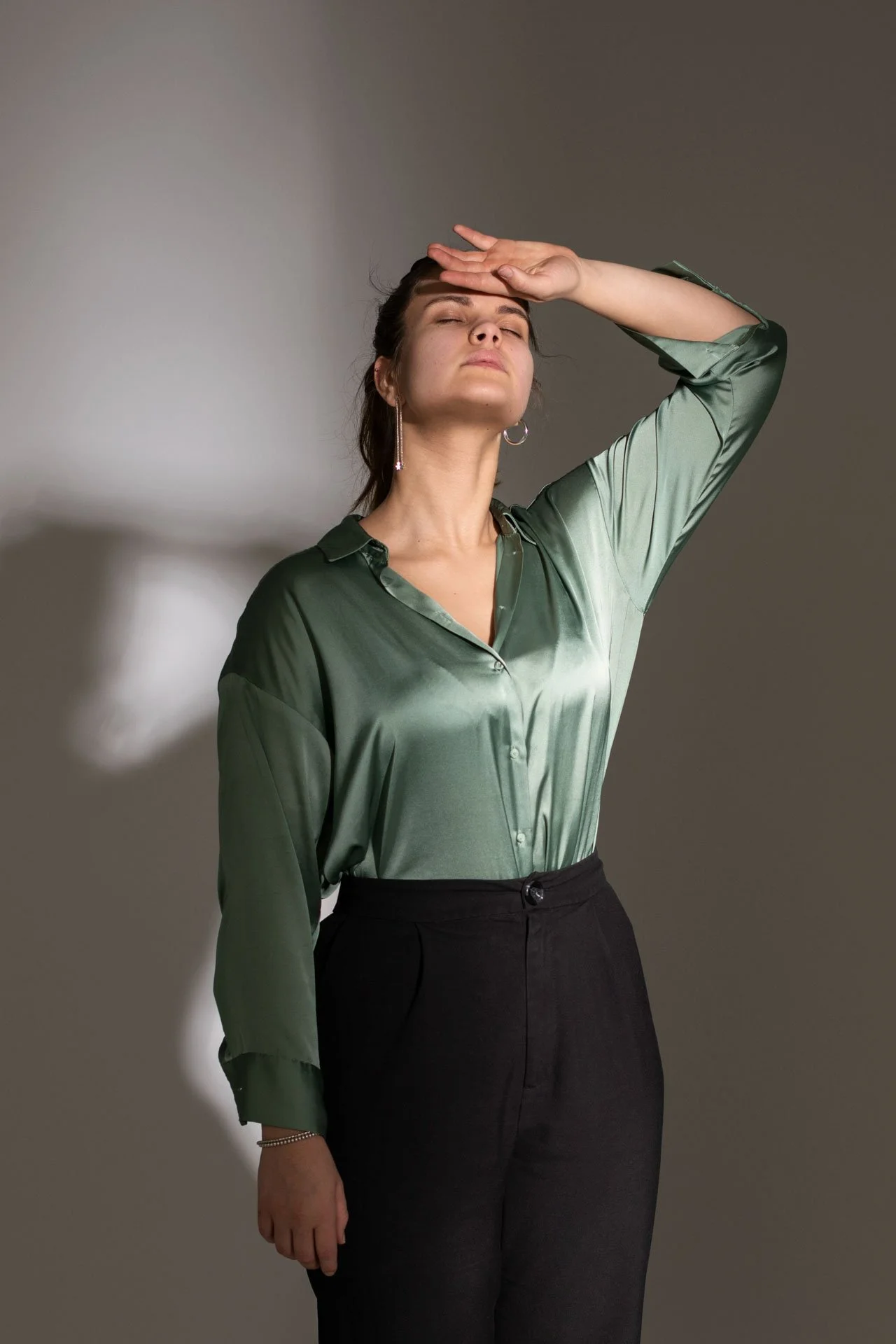 Studio Portrait mit kreativem Licht, Pose Halbkörper